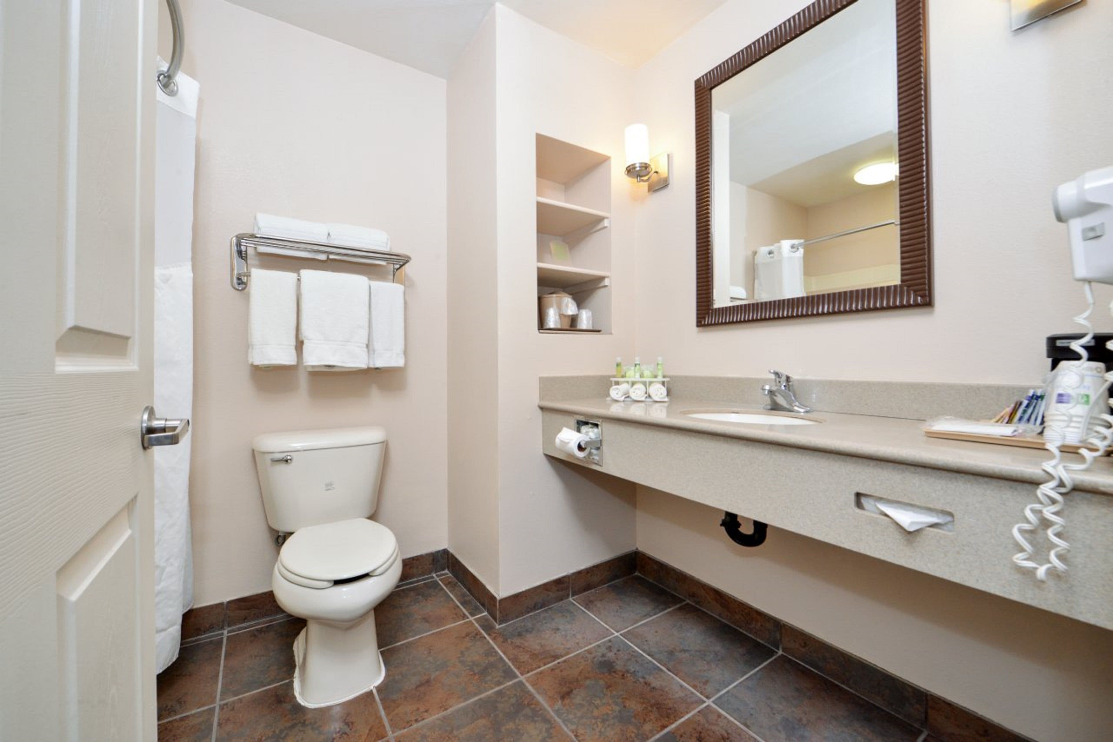 Holiday Inn Express & Suites Kingman — 7