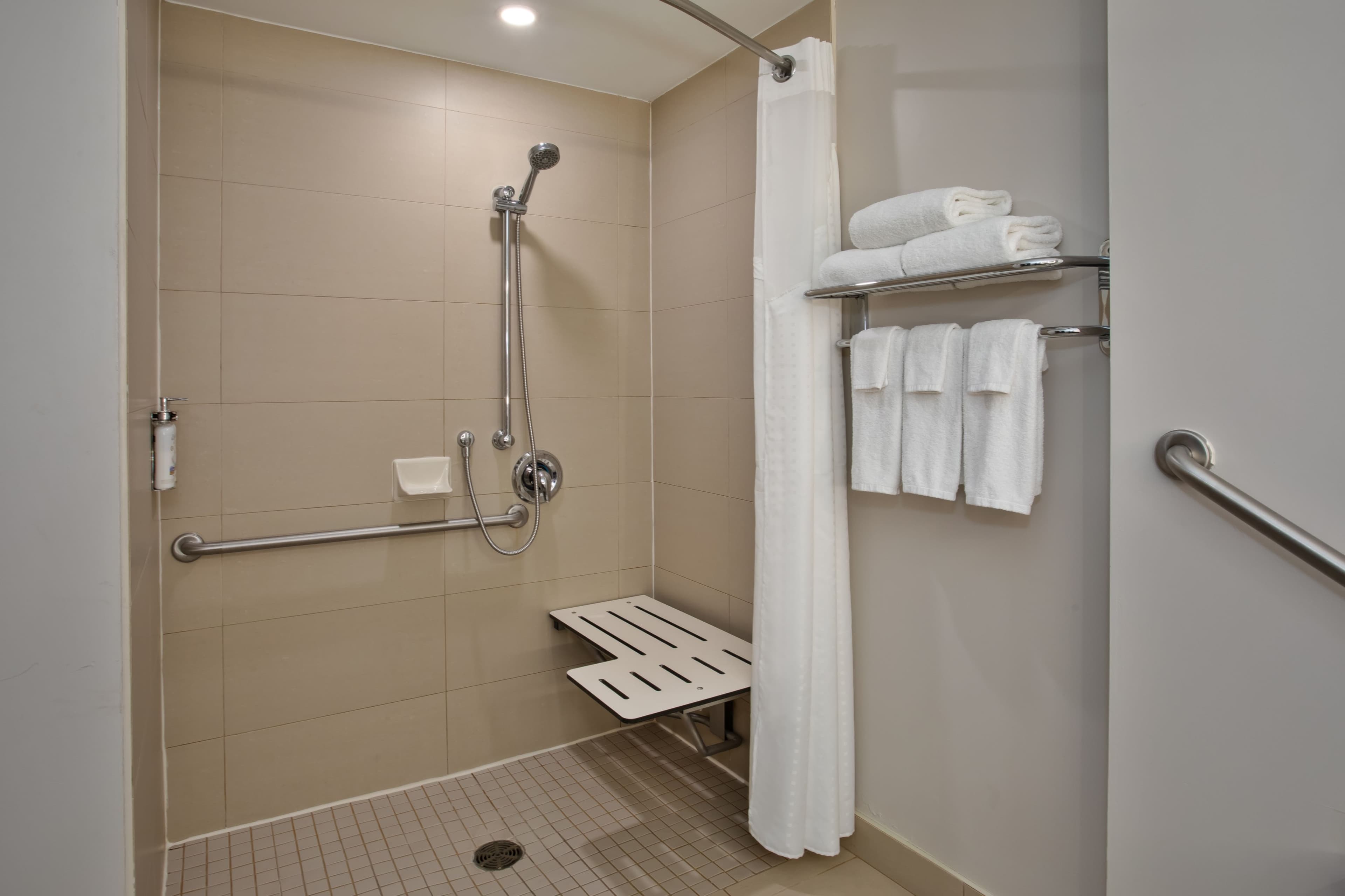 Holiday Inn Express & Suites Kingston Central — 7