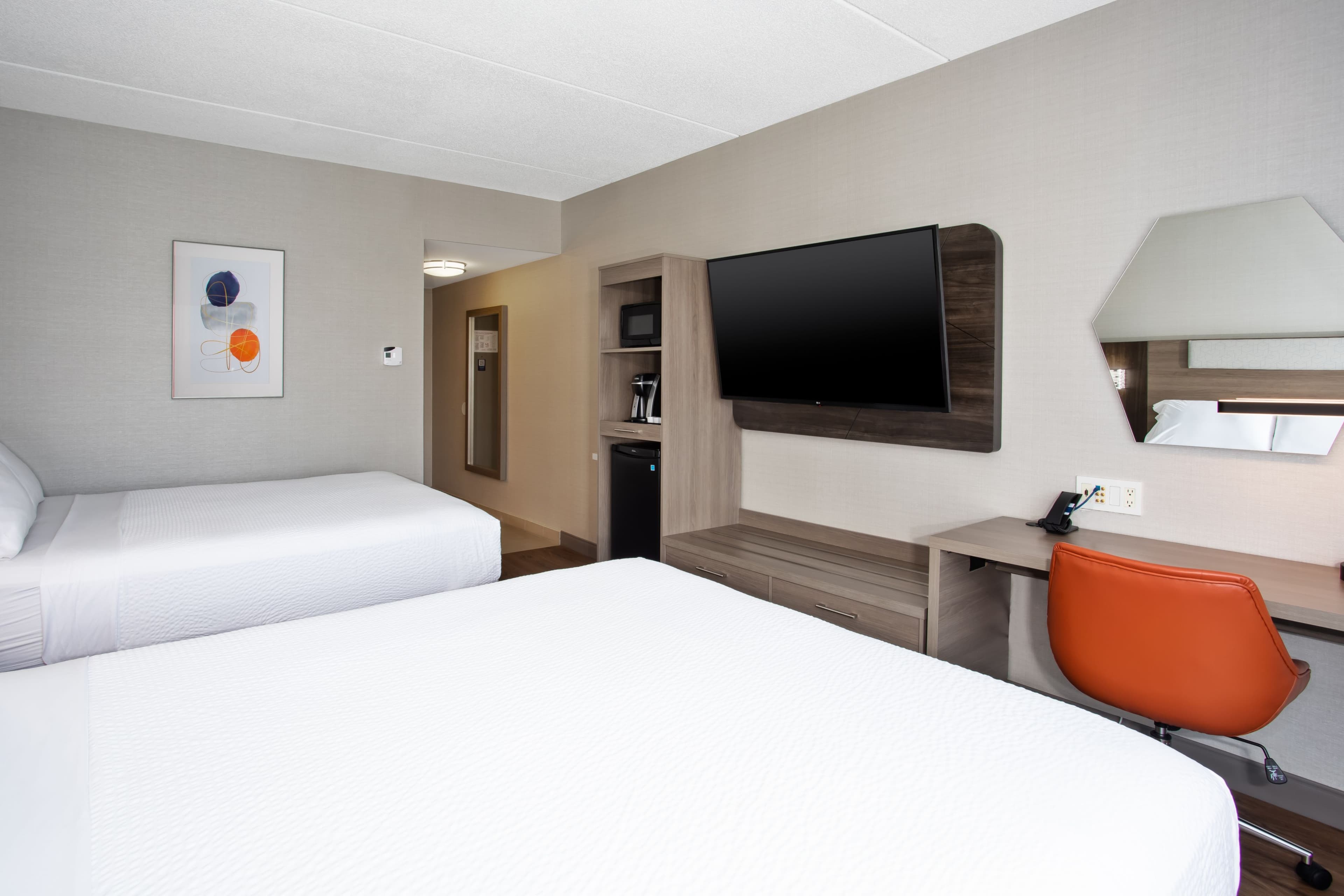 Holiday Inn Express & Suites Kingston Central — 4