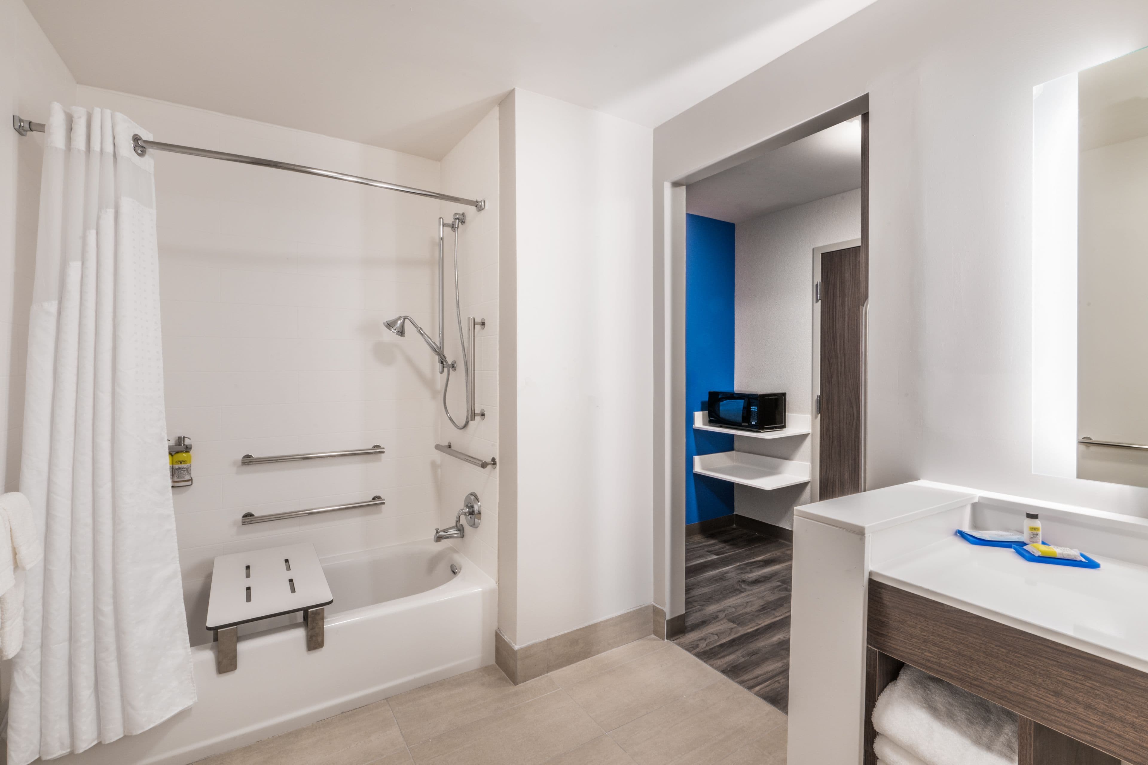Holiday Inn Express & Suites Lake Havasu - London Bridge — 7