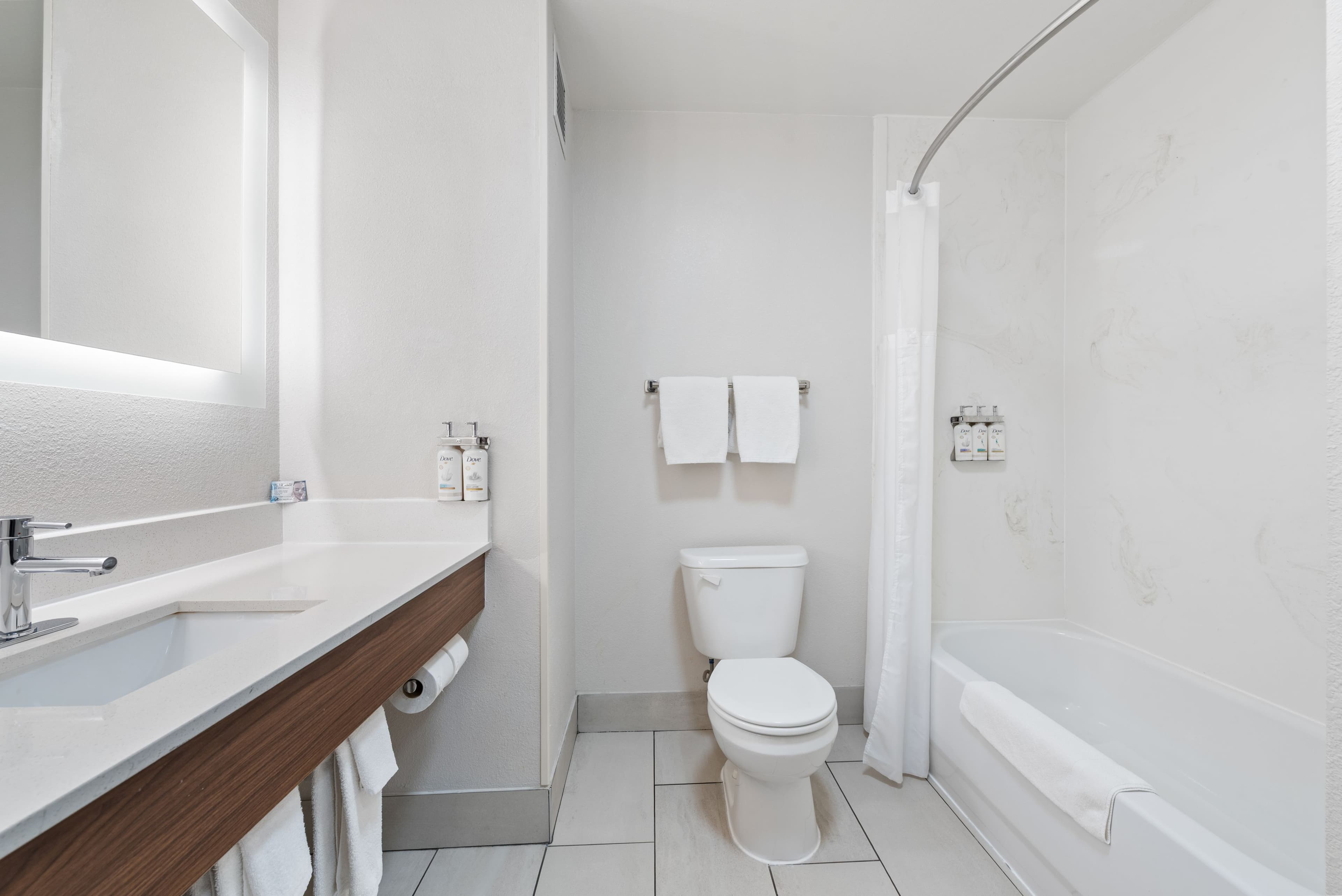 Holiday Inn Express & Suites Lamar — 3