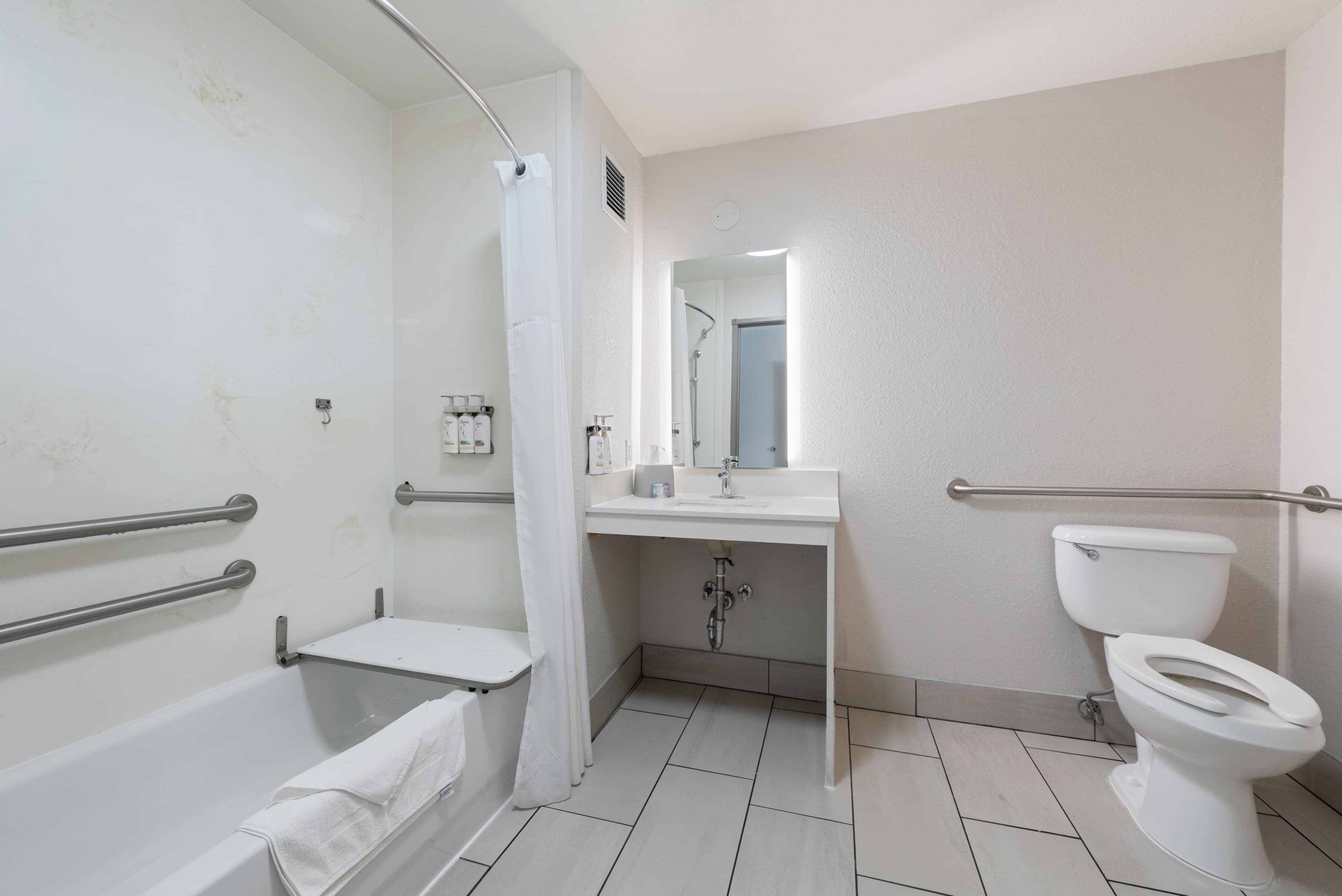 Holiday Inn Express & Suites Lamar — 12