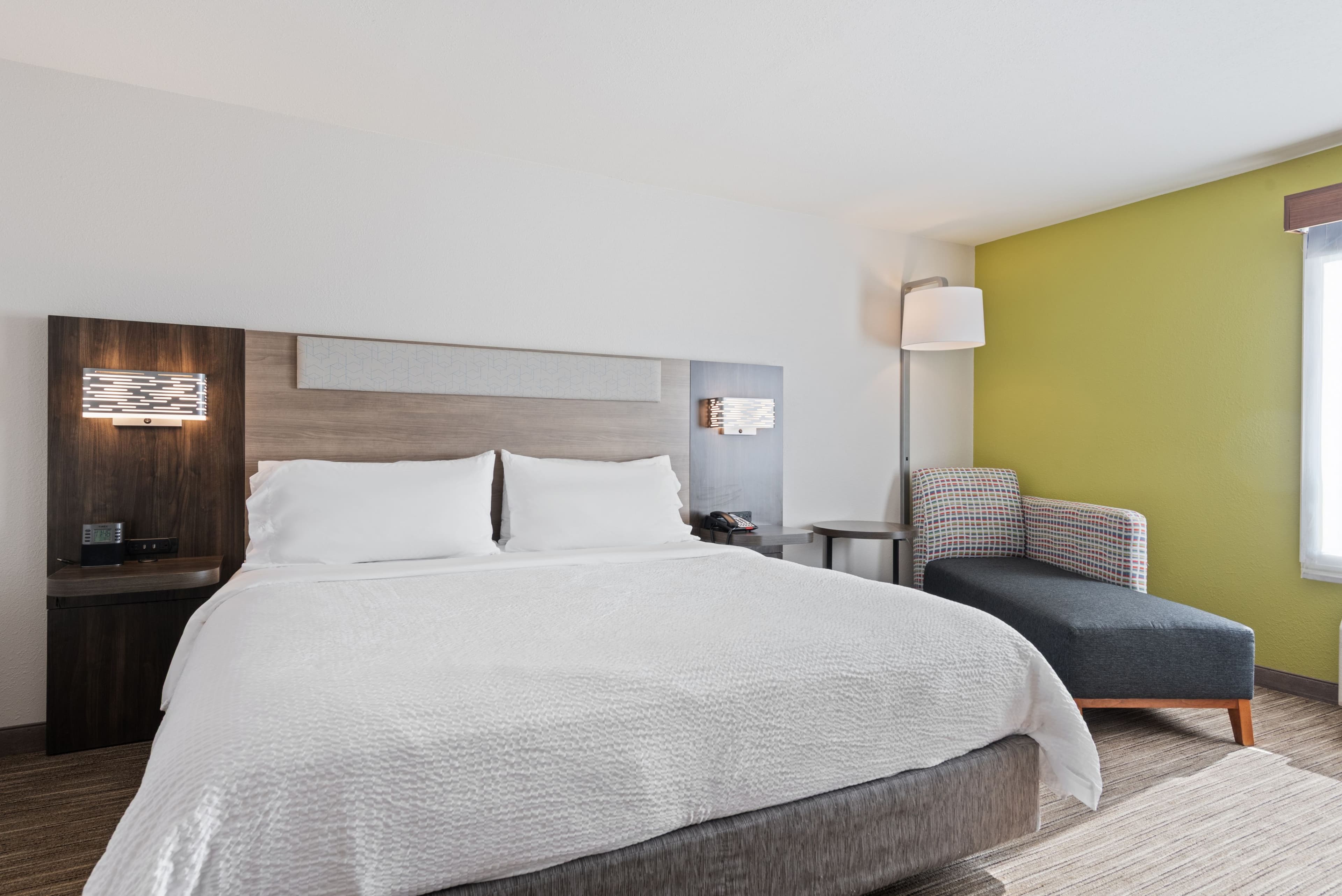 Holiday Inn Express & Suites Lamar — 5