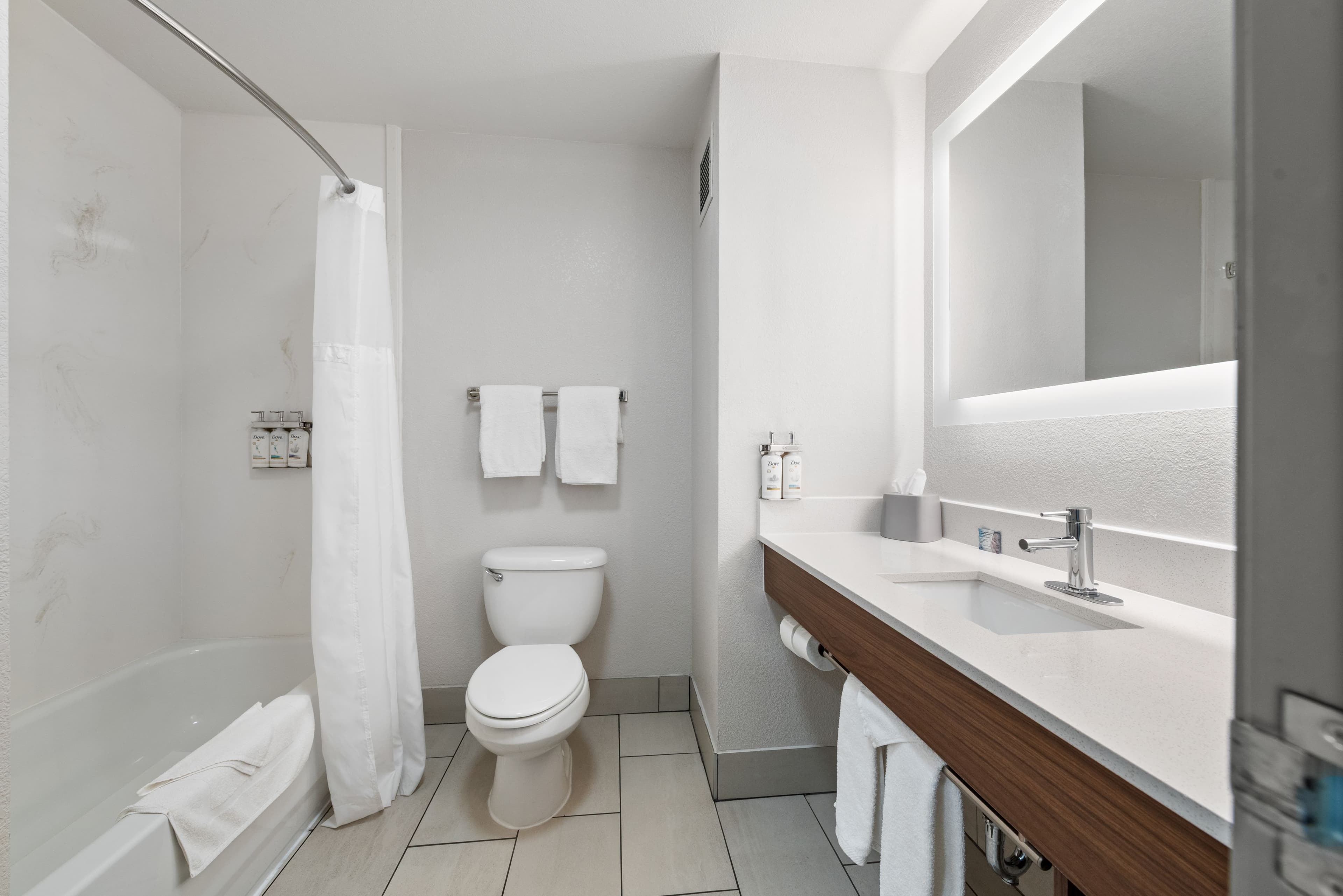 Holiday Inn Express & Suites Lamar — 20