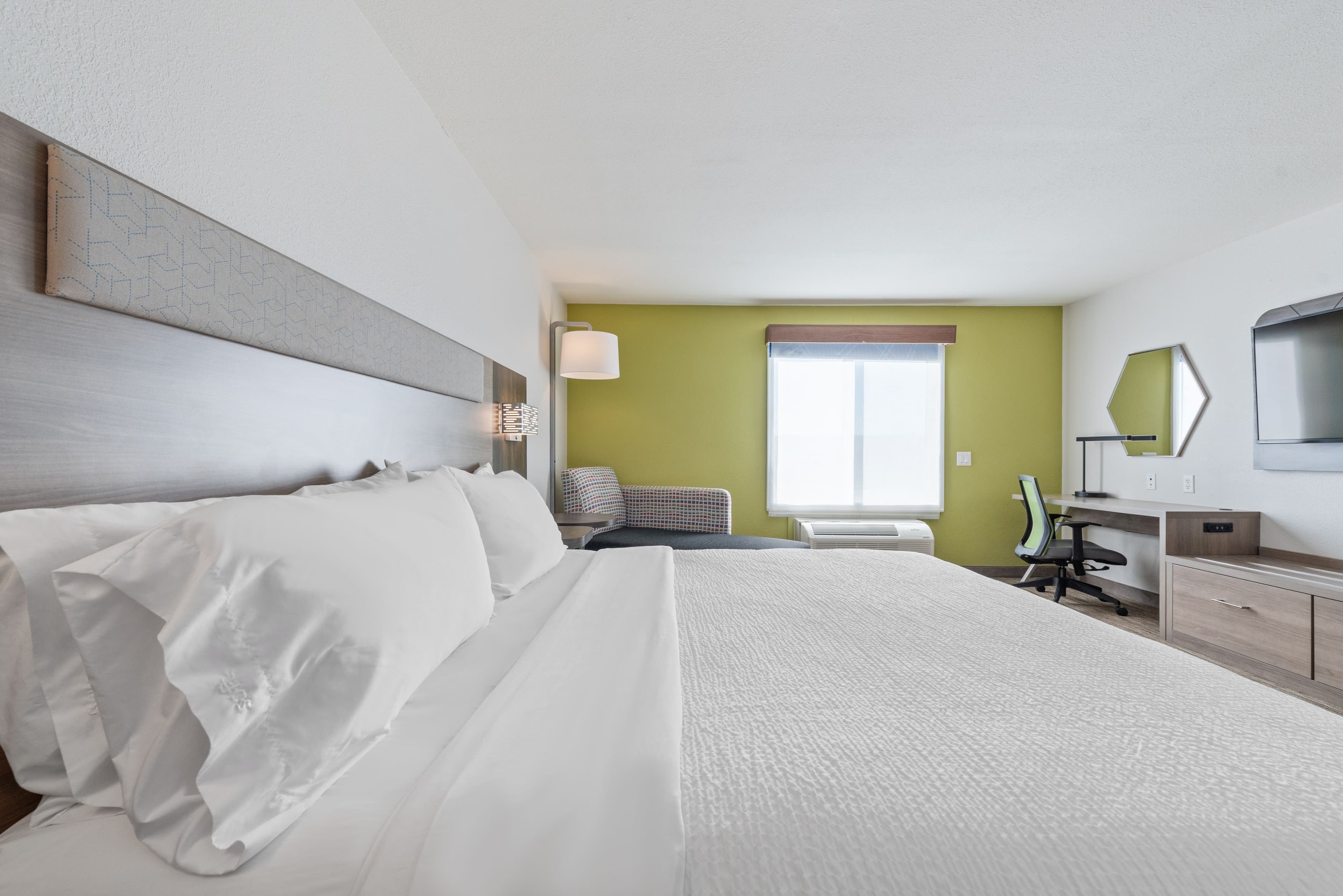 Holiday Inn Express & Suites Lamar — 13