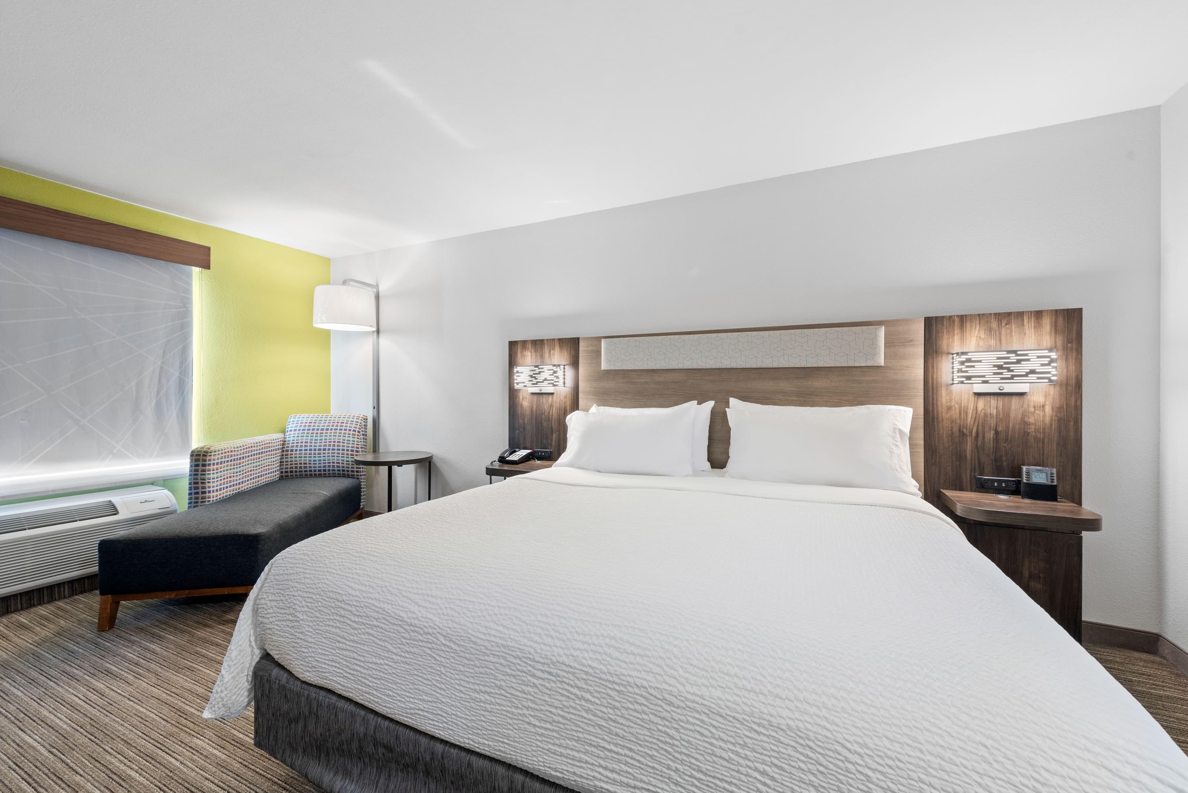 Holiday Inn Express & Suites Lamar — 8