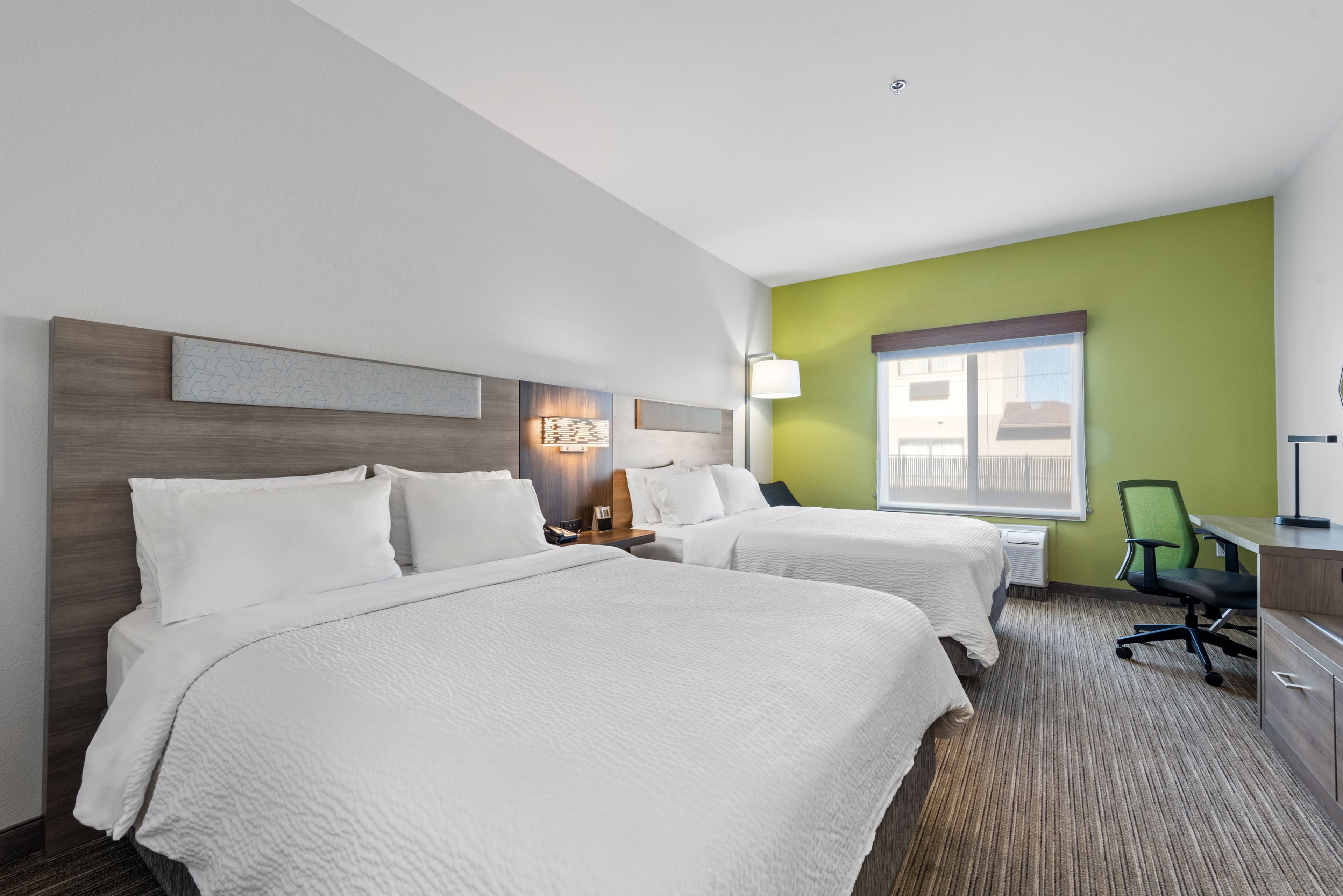 Holiday Inn Express & Suites Lamar — 2