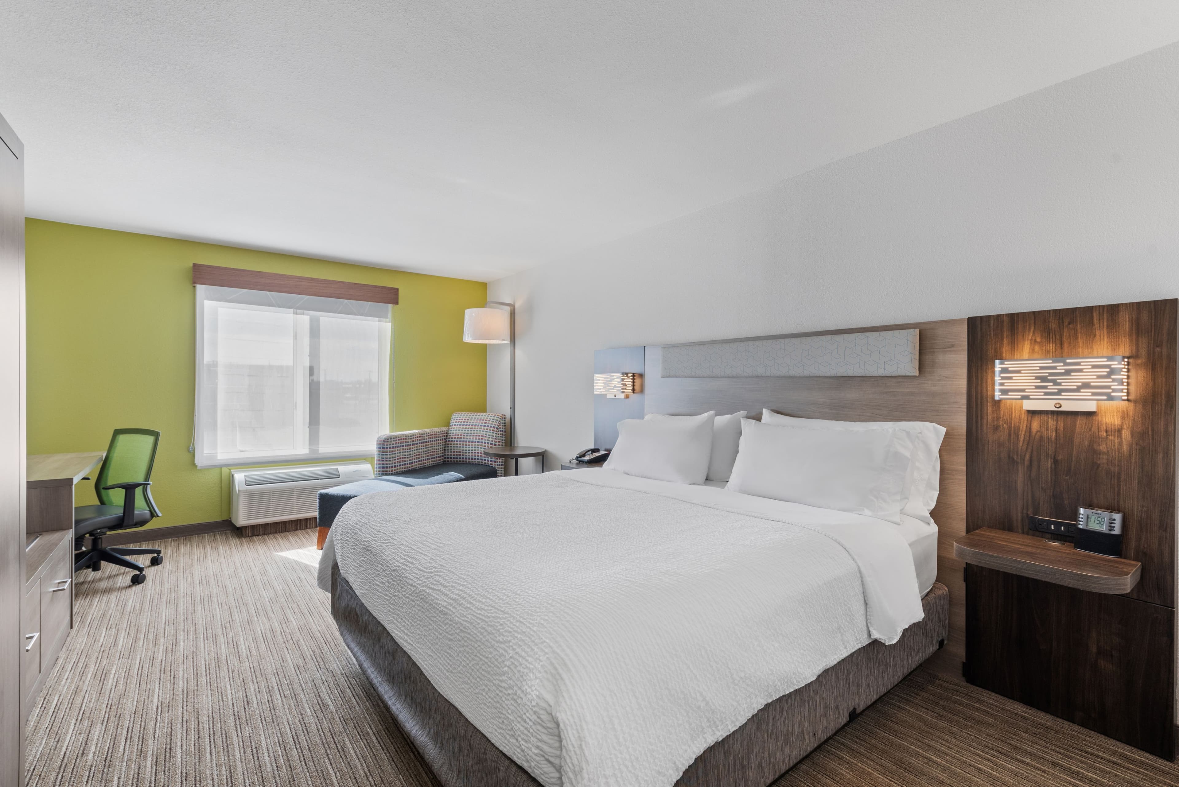 Holiday Inn Express & Suites Lamar — 10