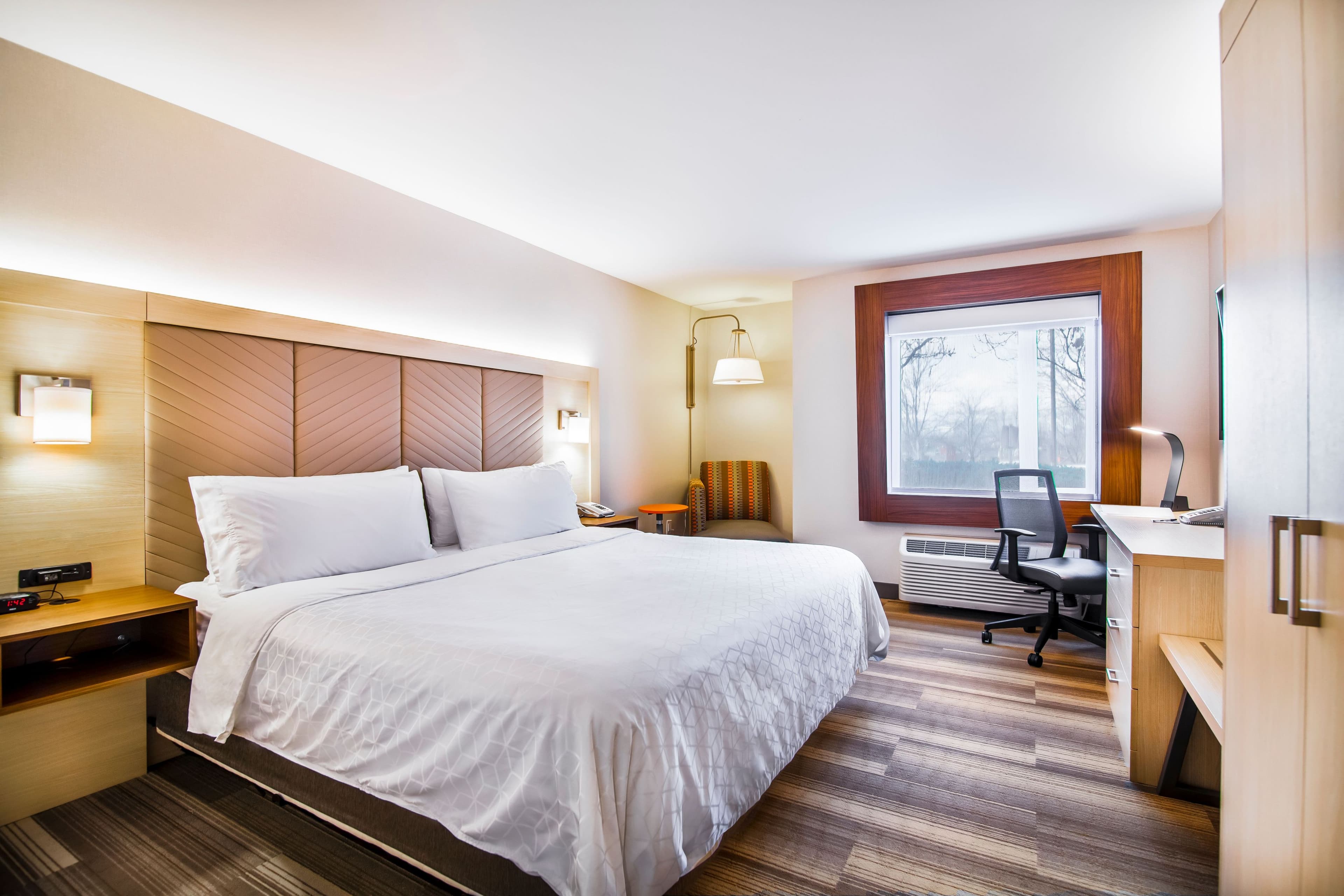 Holiday Inn Express & Suites Langley — 2