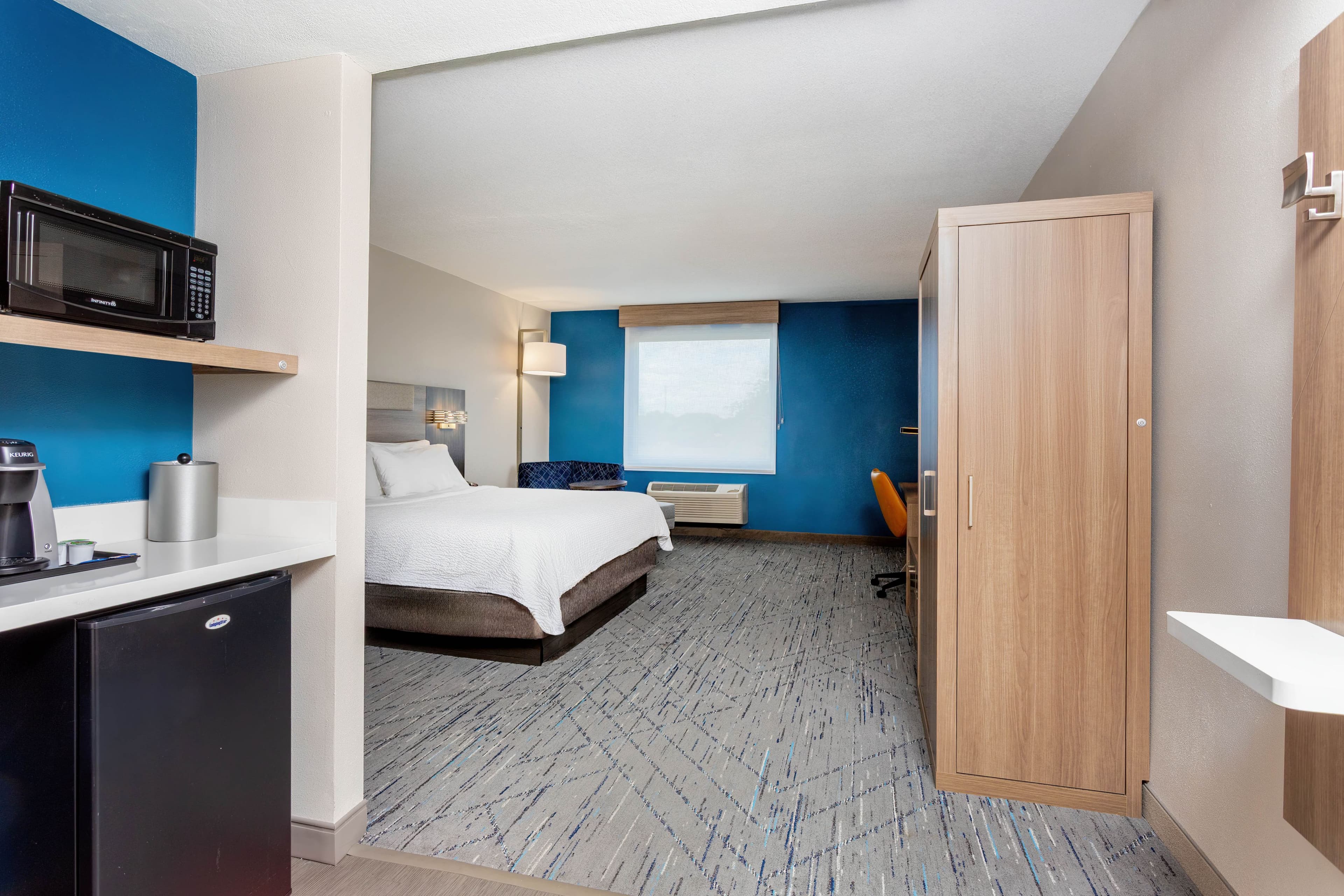 Holiday Inn Express & Suites Lantana — 10