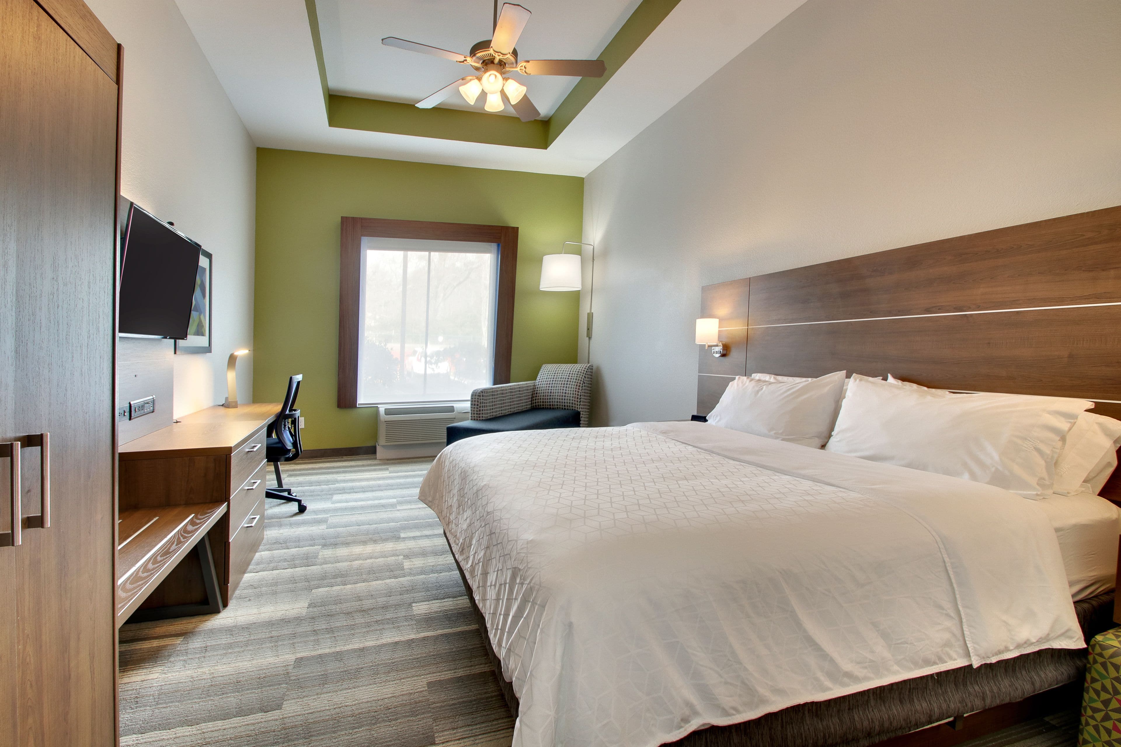 Holiday Inn Express & Suites Laurel — 4