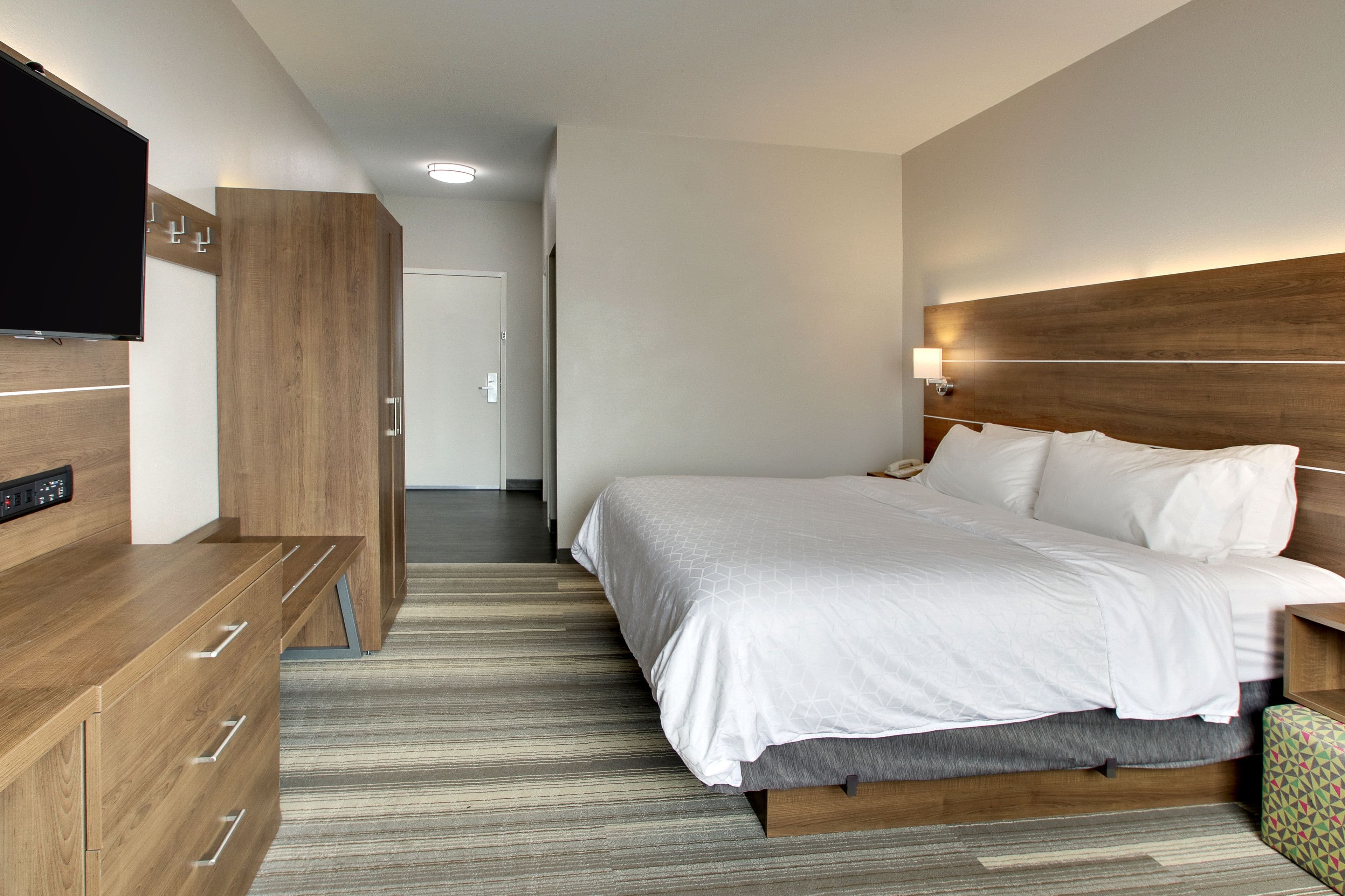 Holiday Inn Express & Suites Laurel — 6