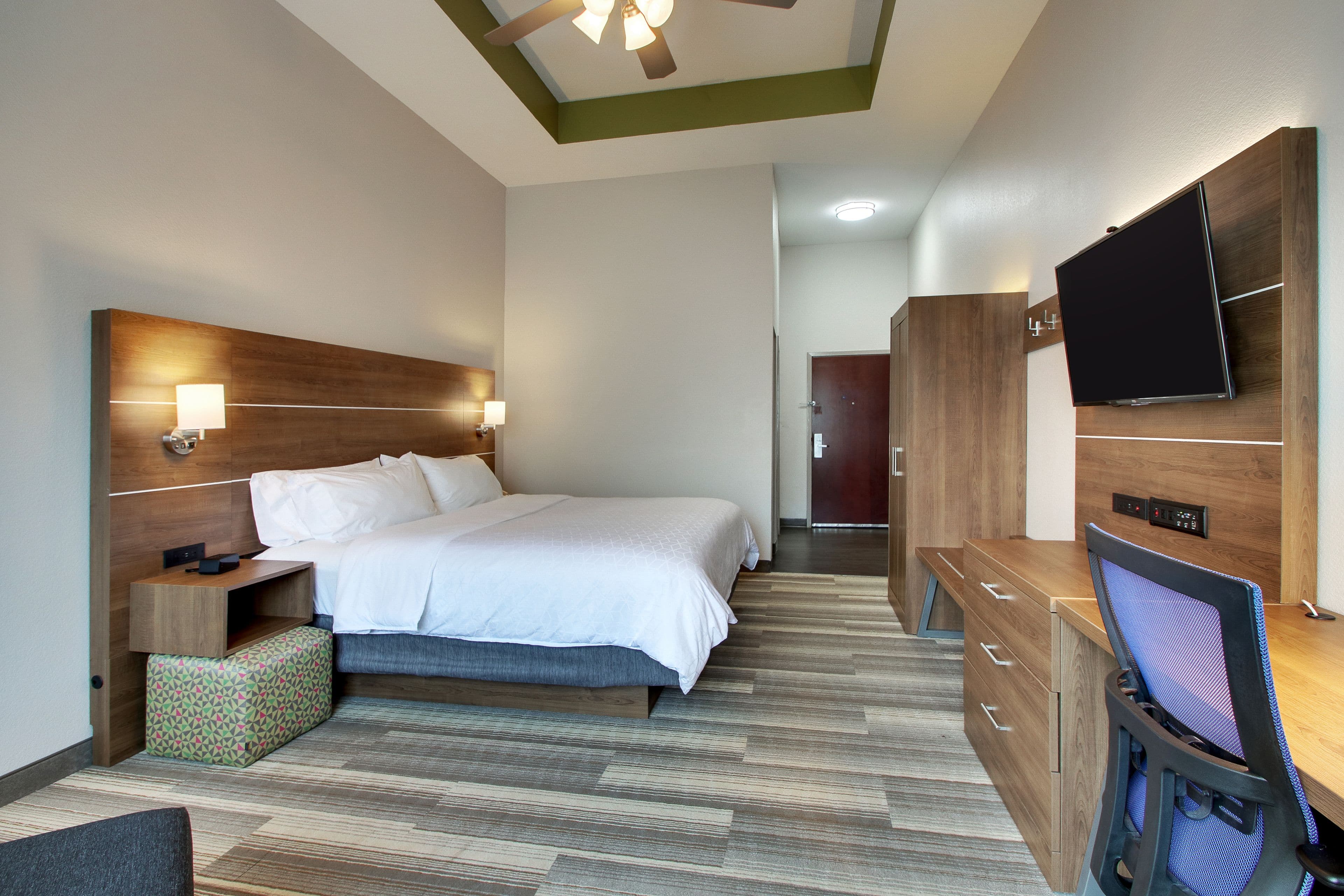 Holiday Inn Express & Suites Laurel — 5