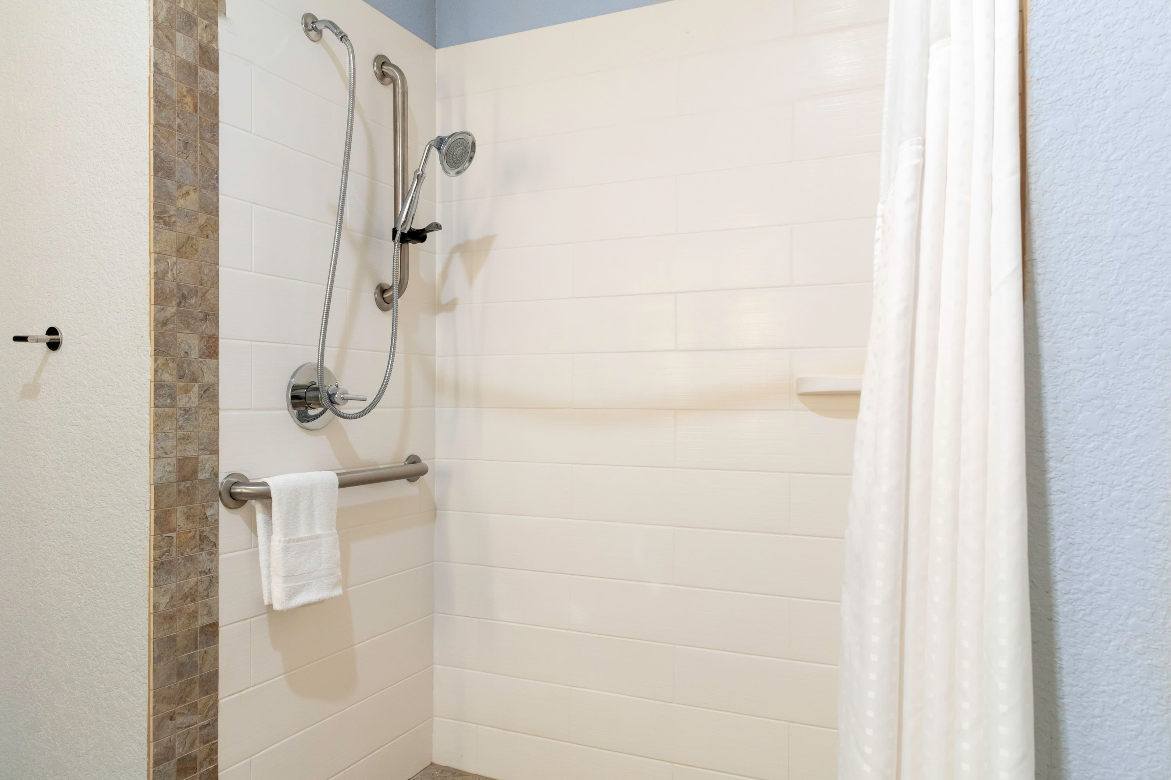 Holiday Inn Express & Suites Leander — 6