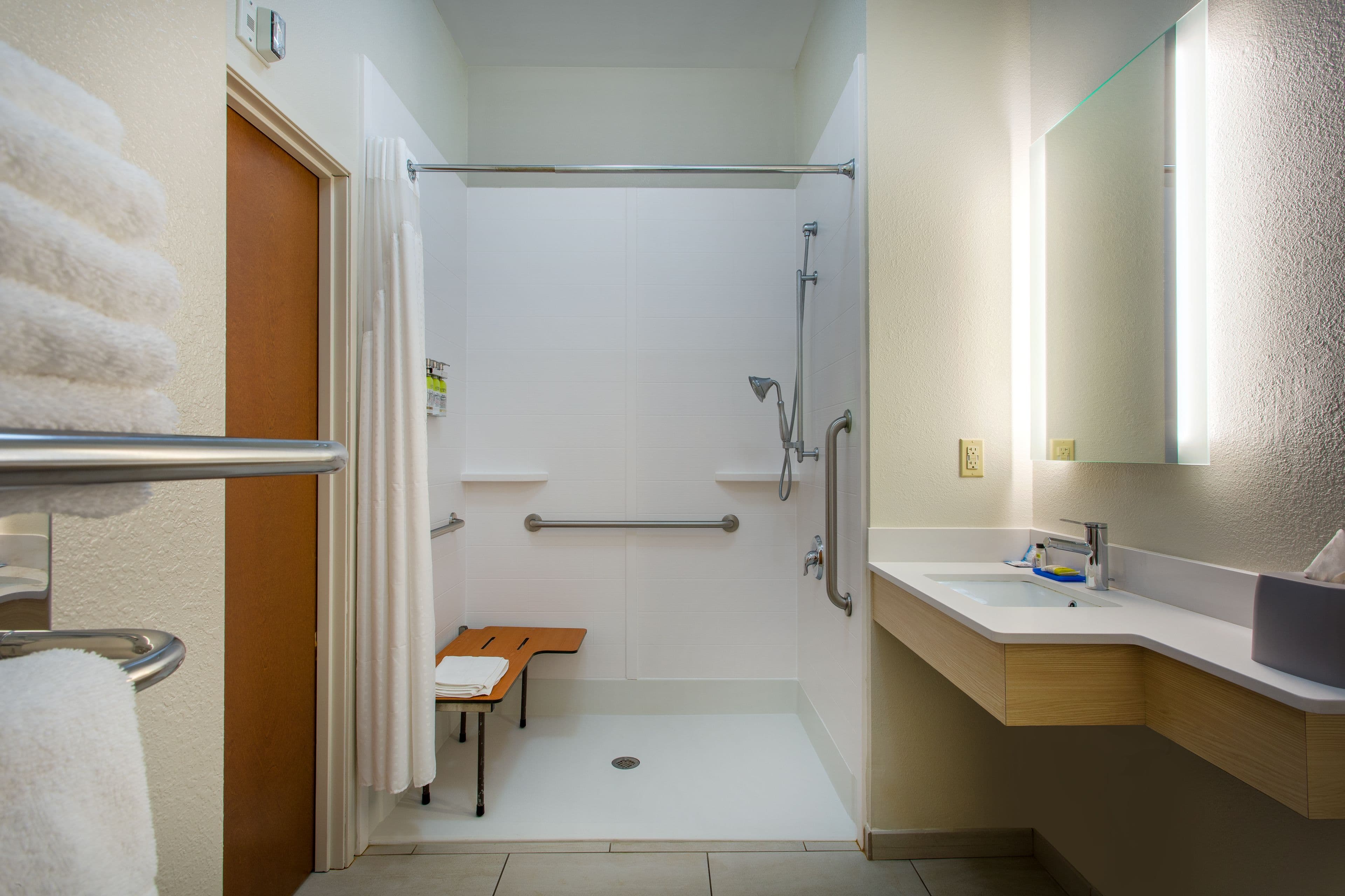 Holiday Inn Express & Suites Lewisburg — 12