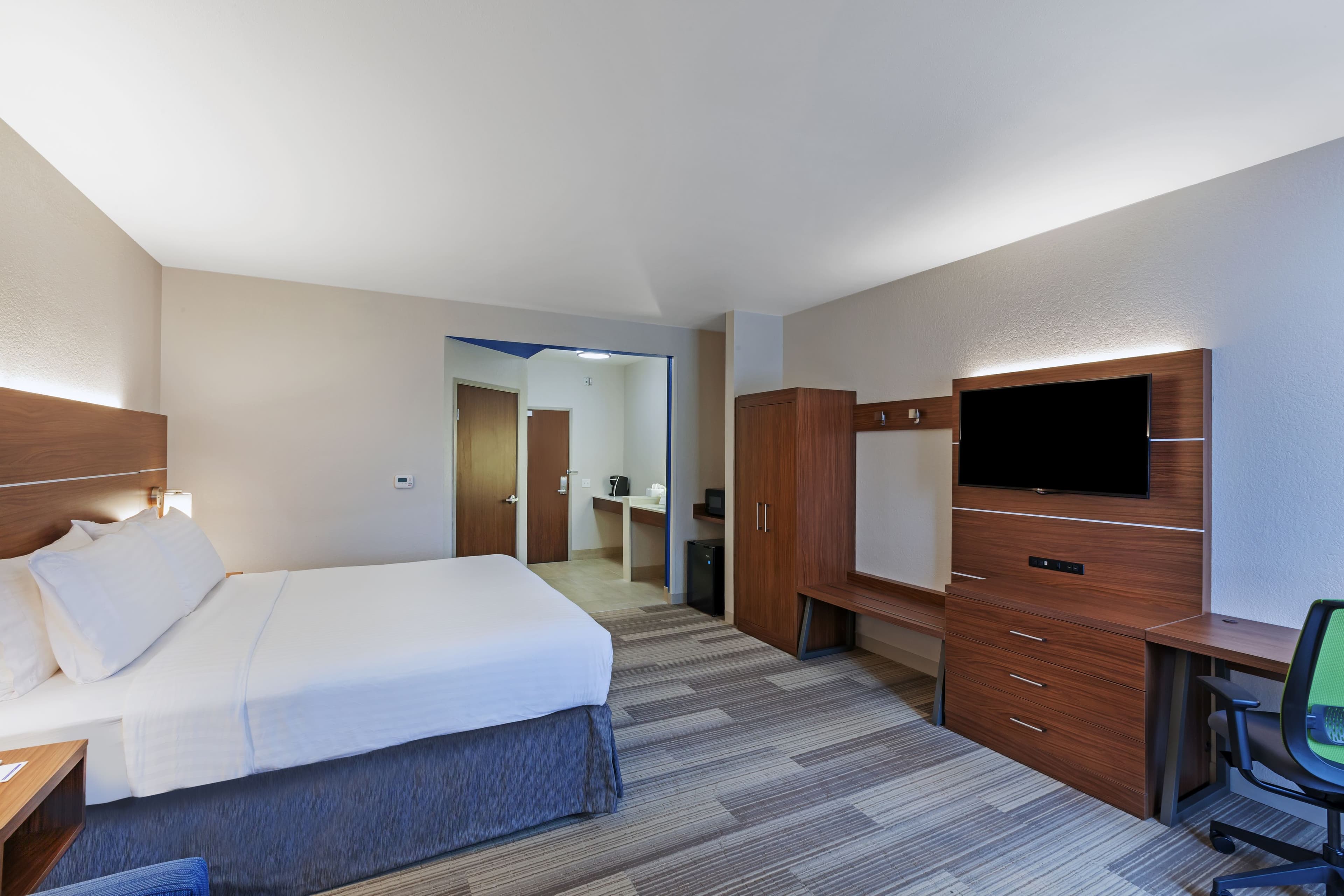 Holiday Inn Express & Suites Dallas Lewisville - Image 3