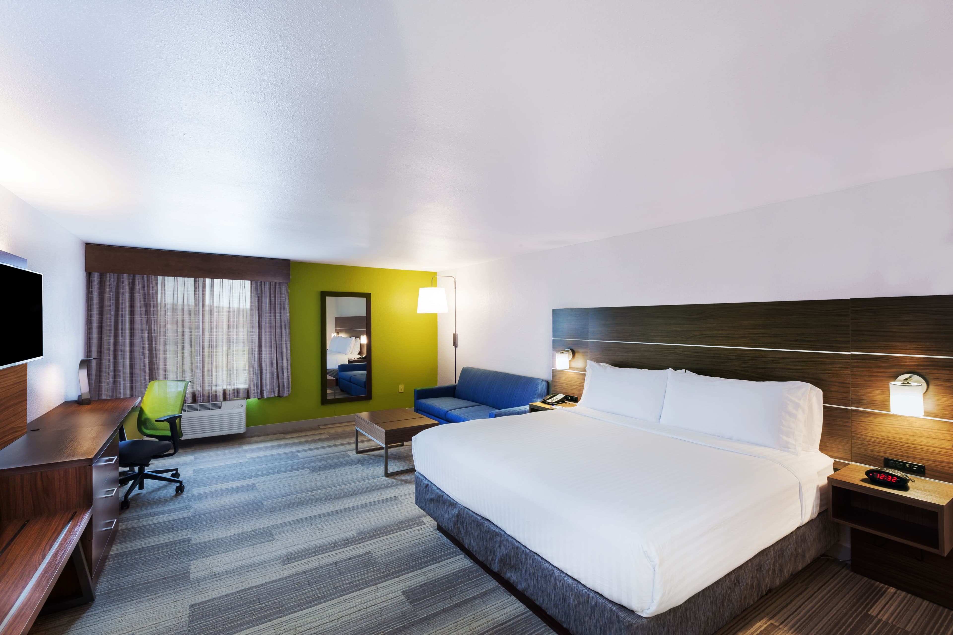 Holiday Inn Express & Suites Dallas Lewisville - Image 4