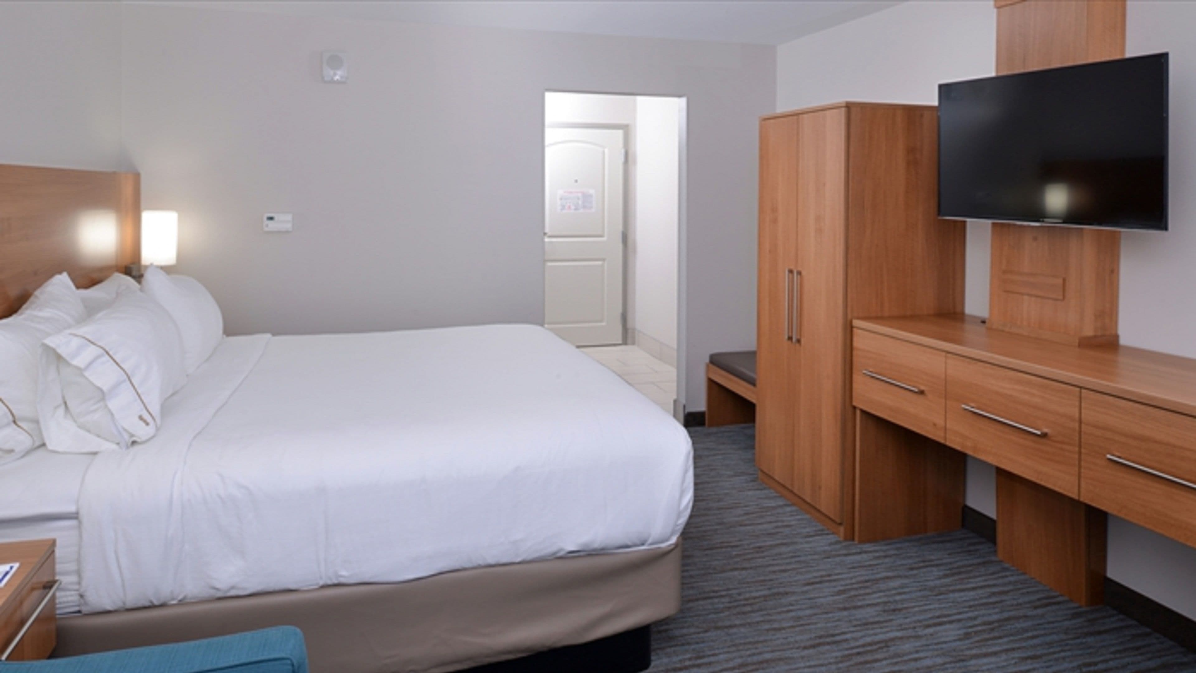 Holiday Inn Express & Suites Lexington - Hamburg Area - Image 3