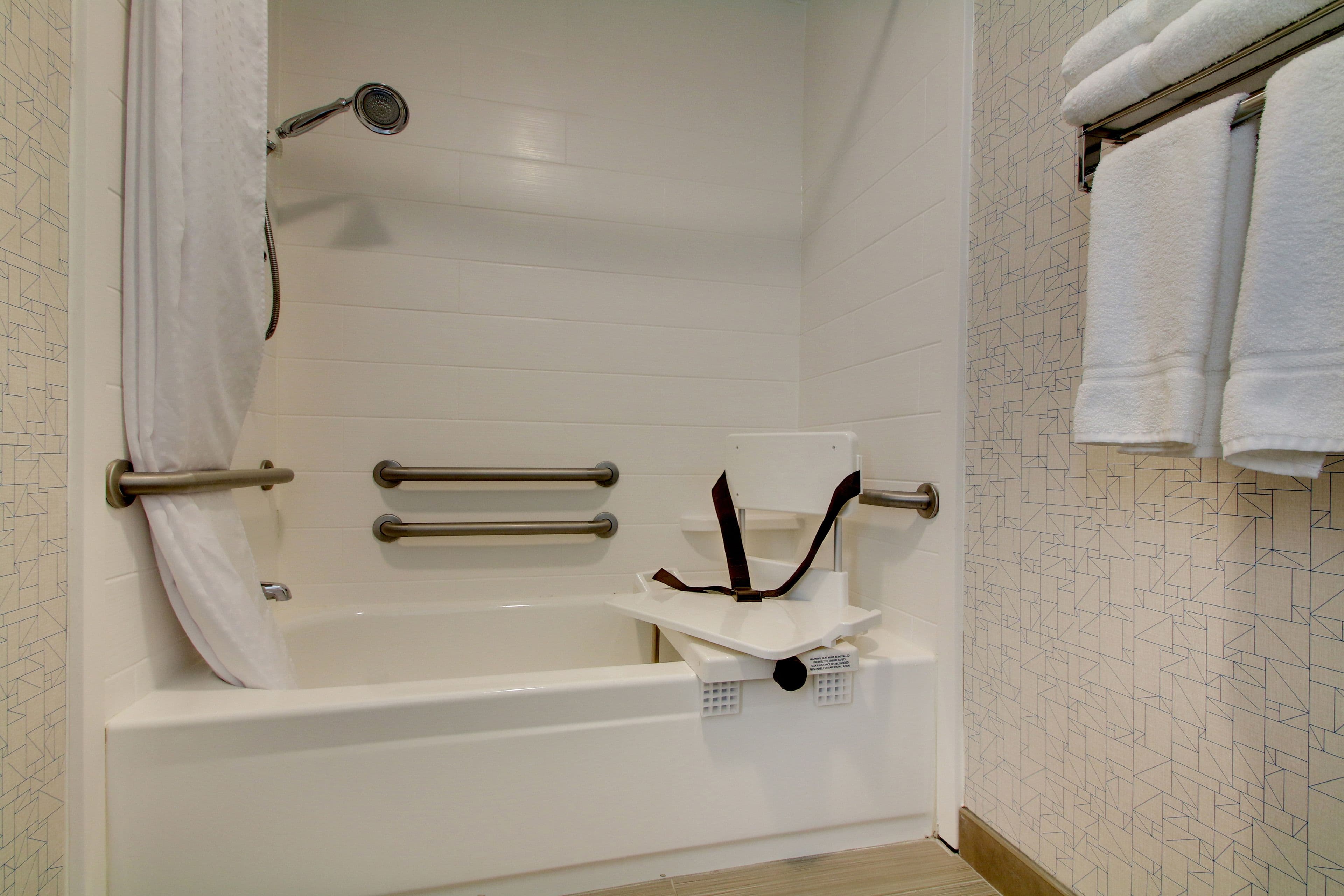 Holiday Inn Express & Suites Lincoln East - White Mountains — 7