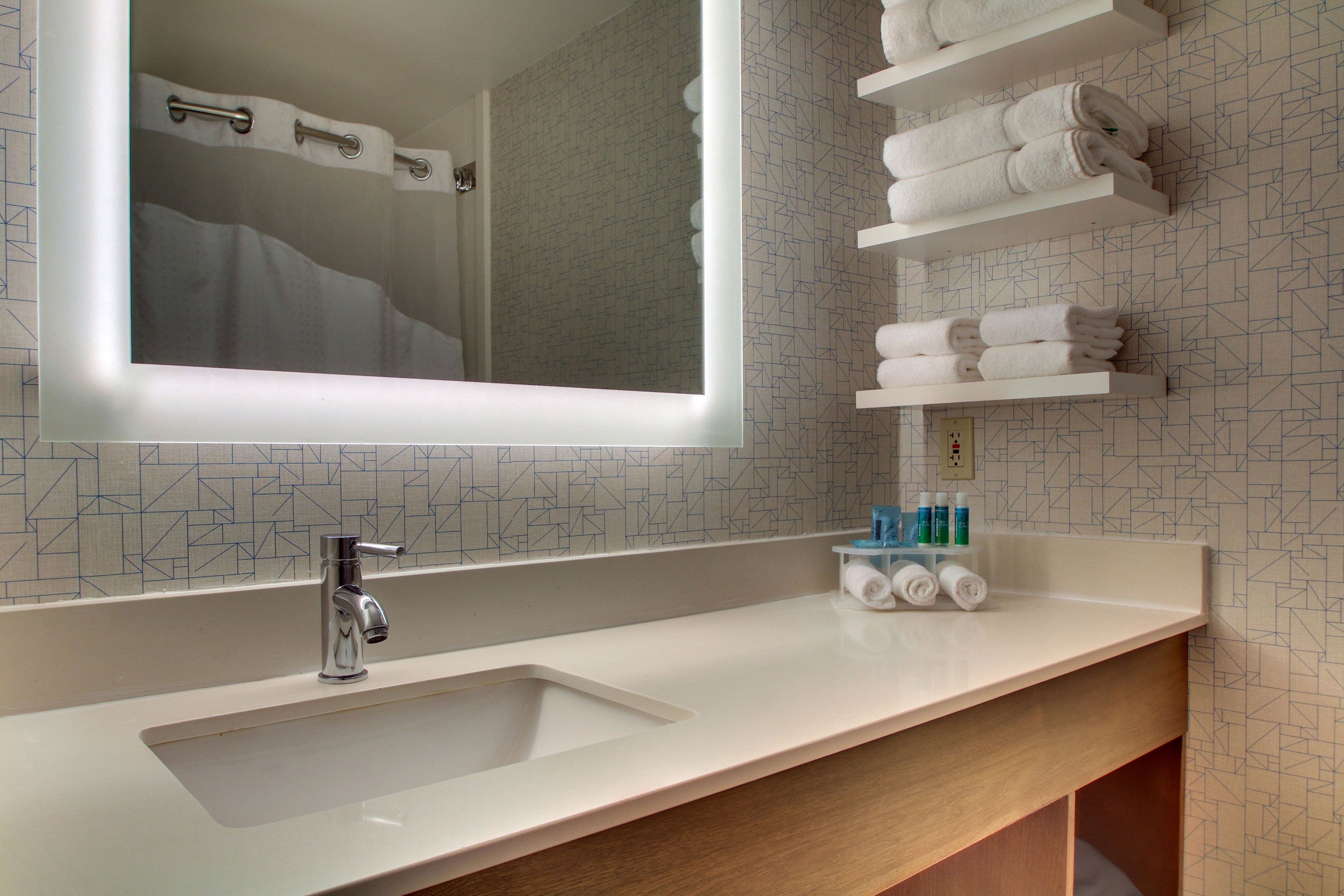 Holiday Inn Express & Suites Lincoln East - White Mountains — 21