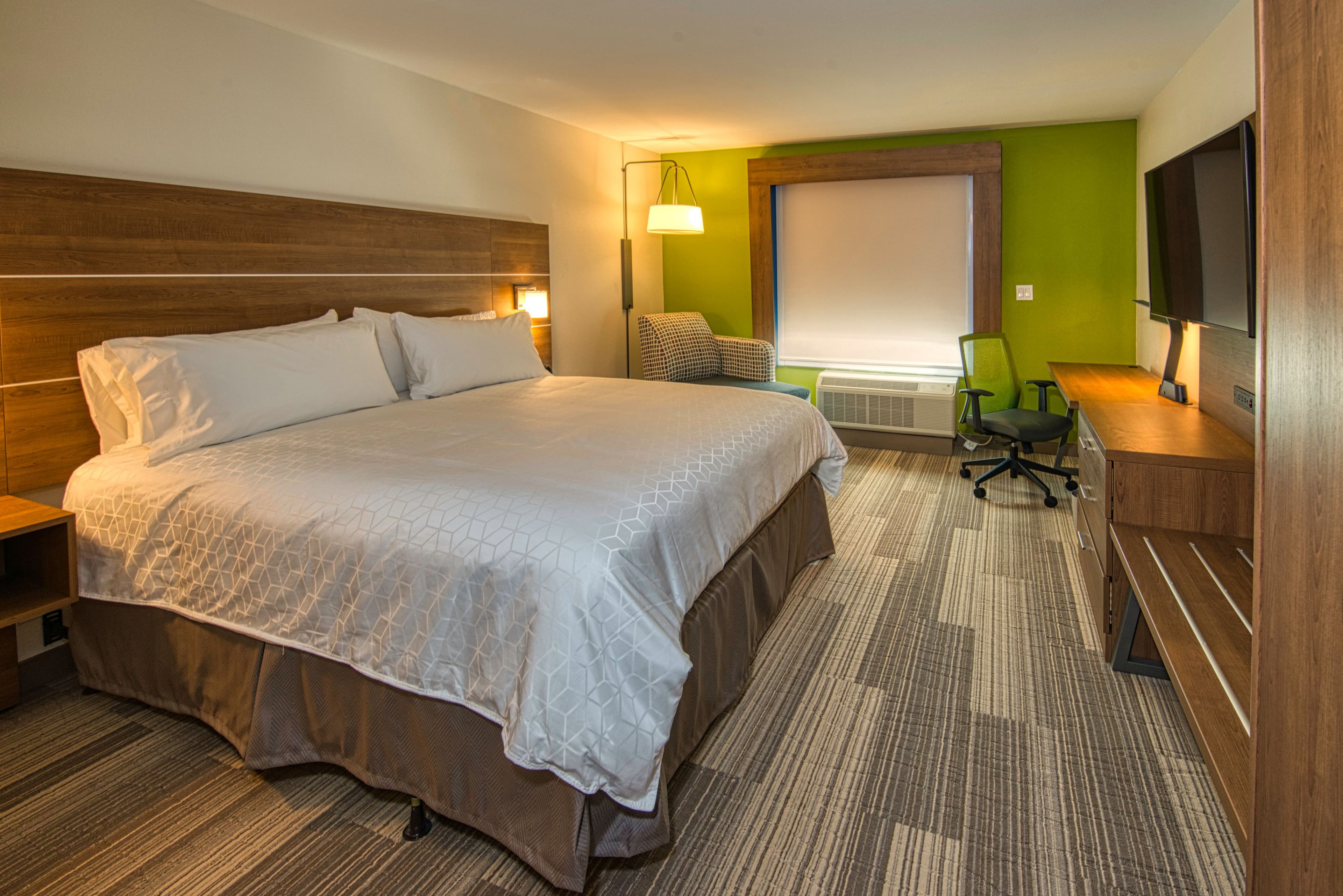 Holiday Inn Express & Suites Lincoln Airport — 7