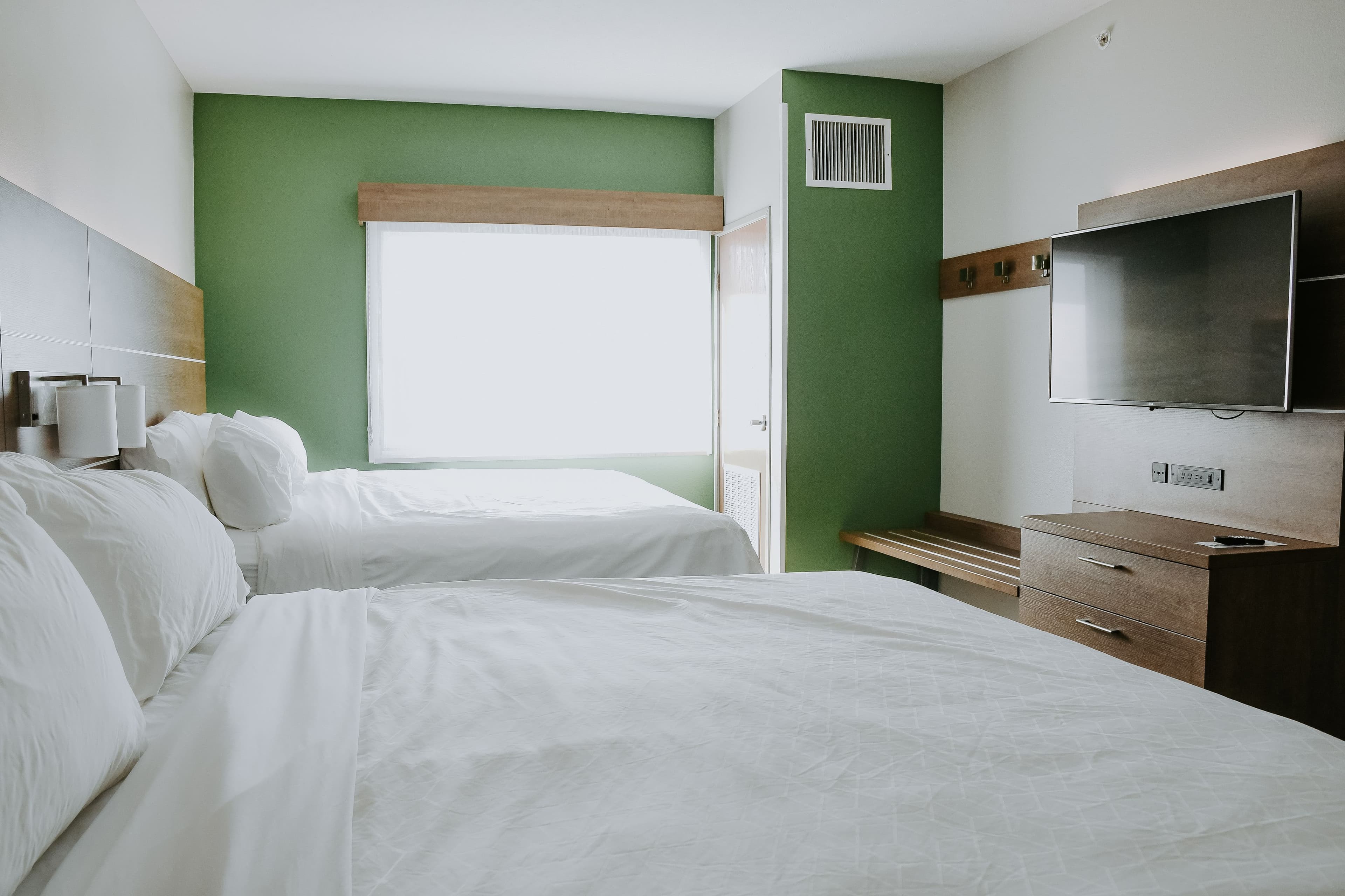 Holiday Inn Express & Suites Lincoln South — 10
