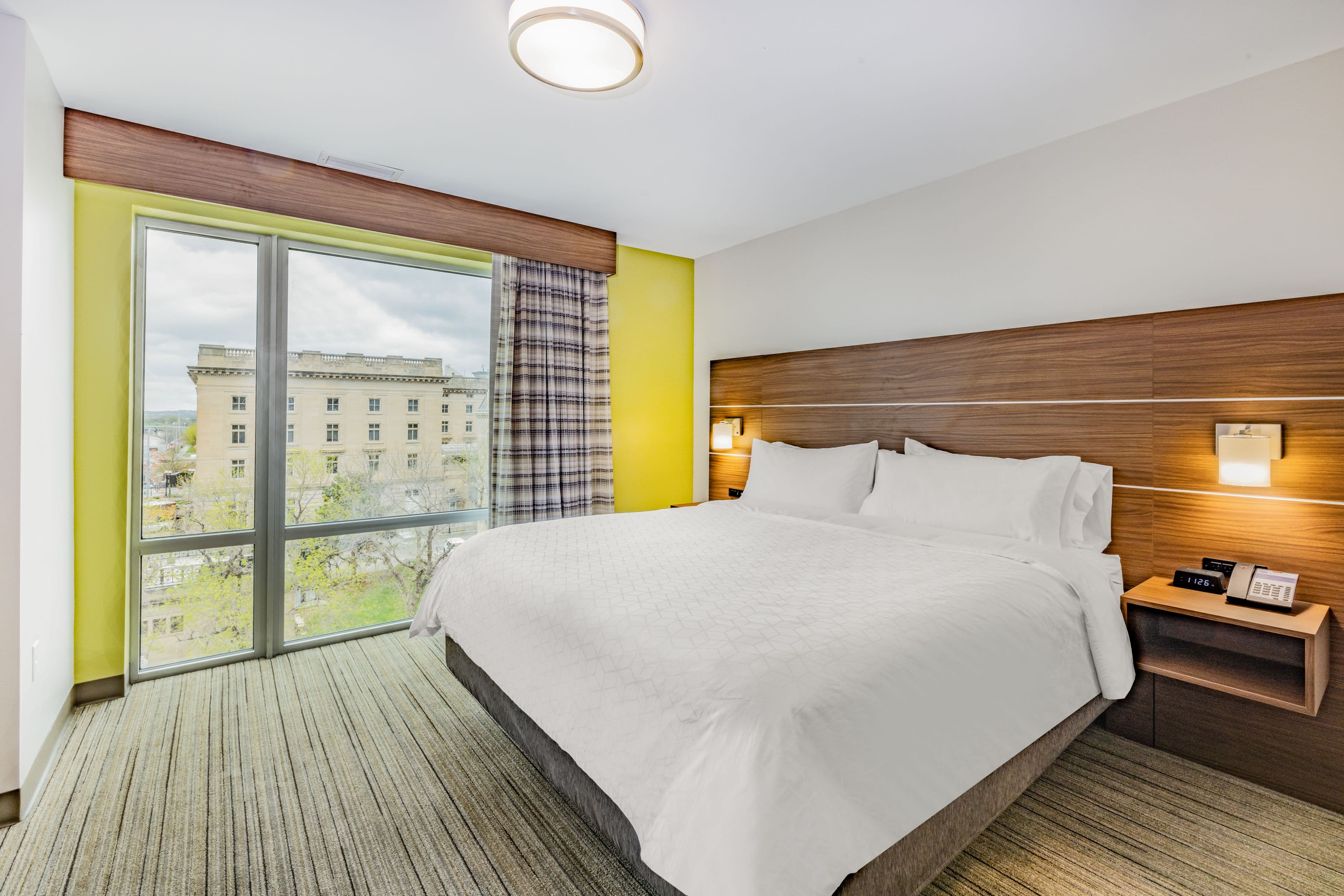 Holiday Inn Express & Suites Lincoln Downtown — 10