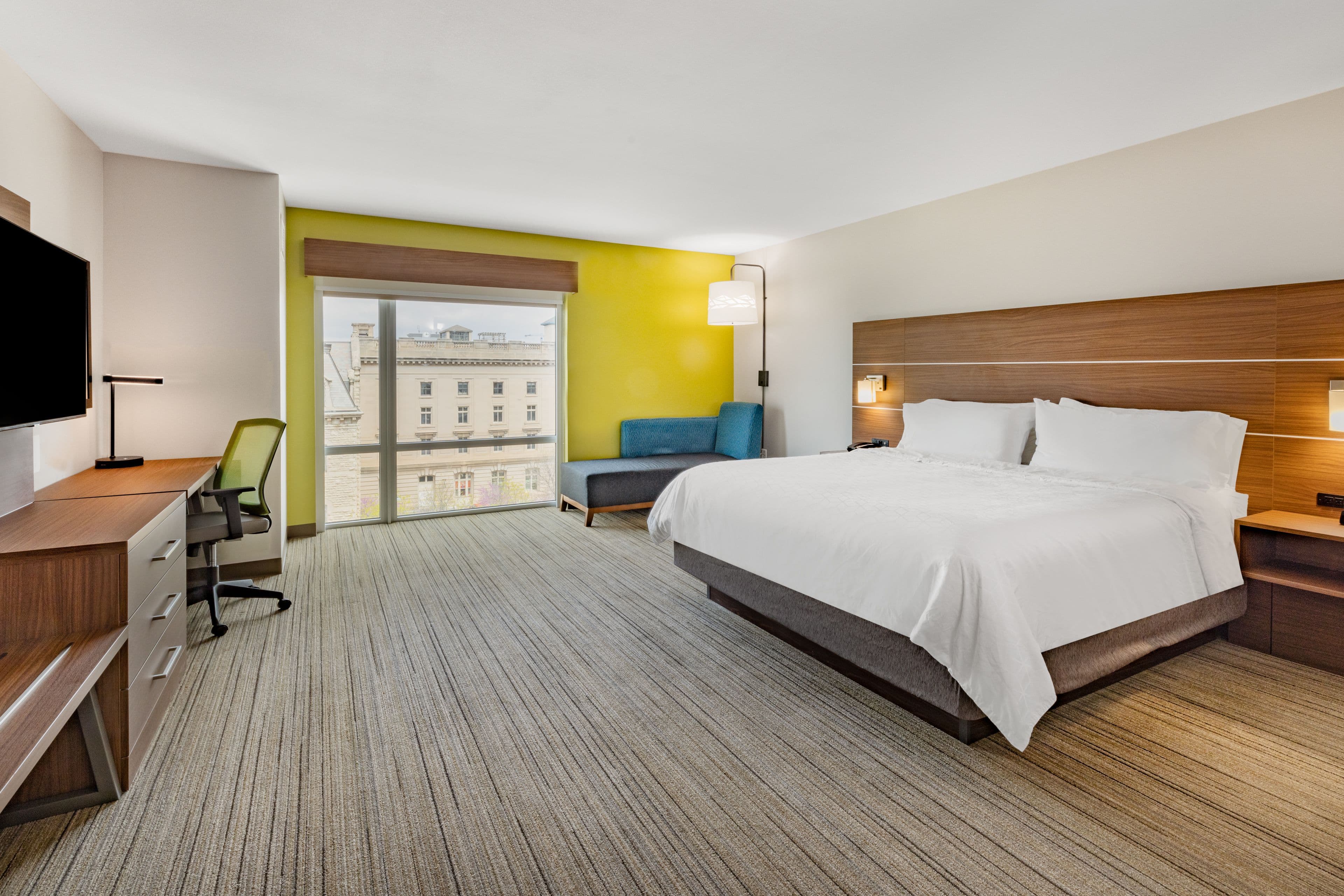 Holiday Inn Express & Suites Lincoln Downtown — 12