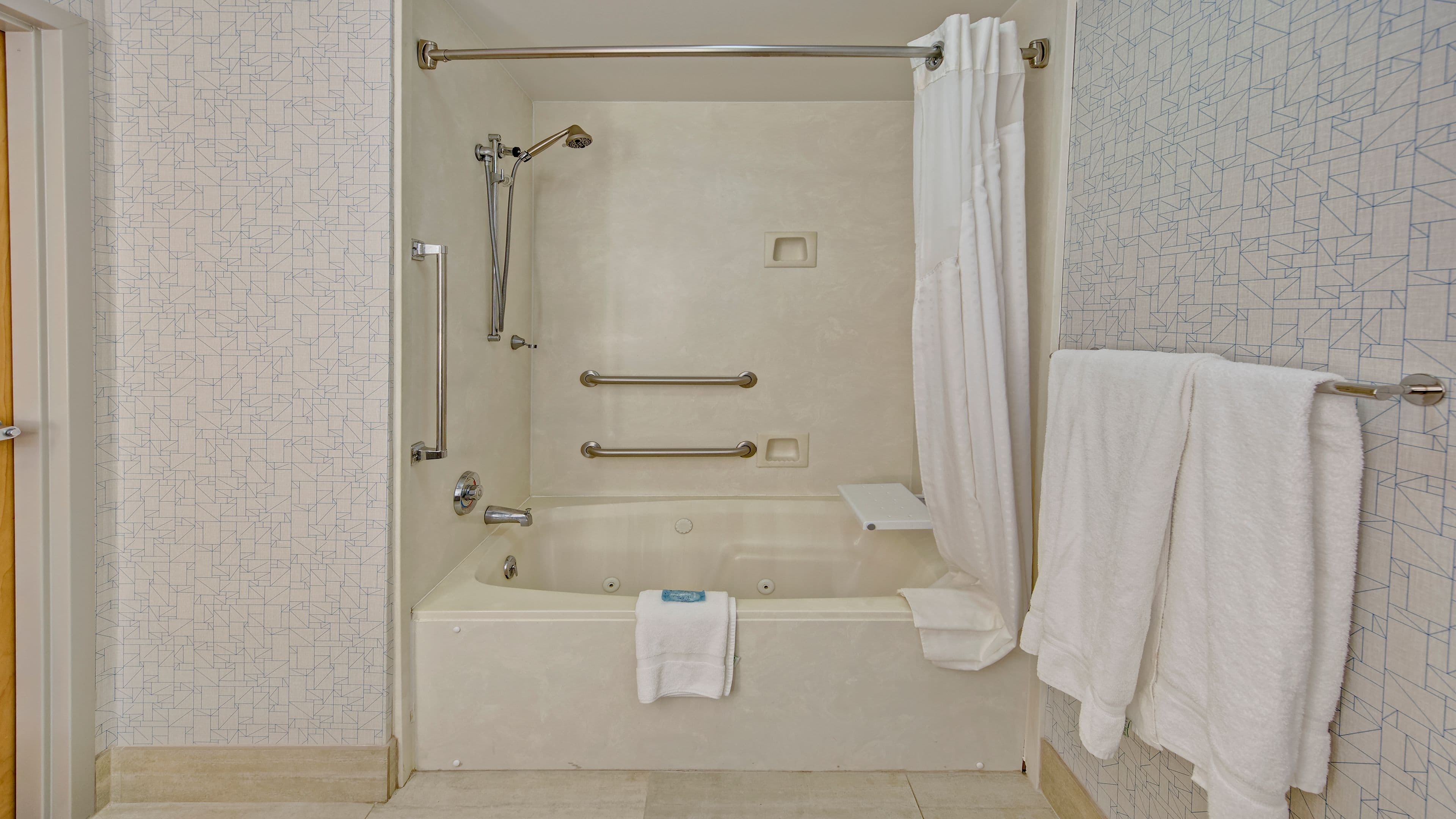 Holiday Inn Express & Suites London — 11