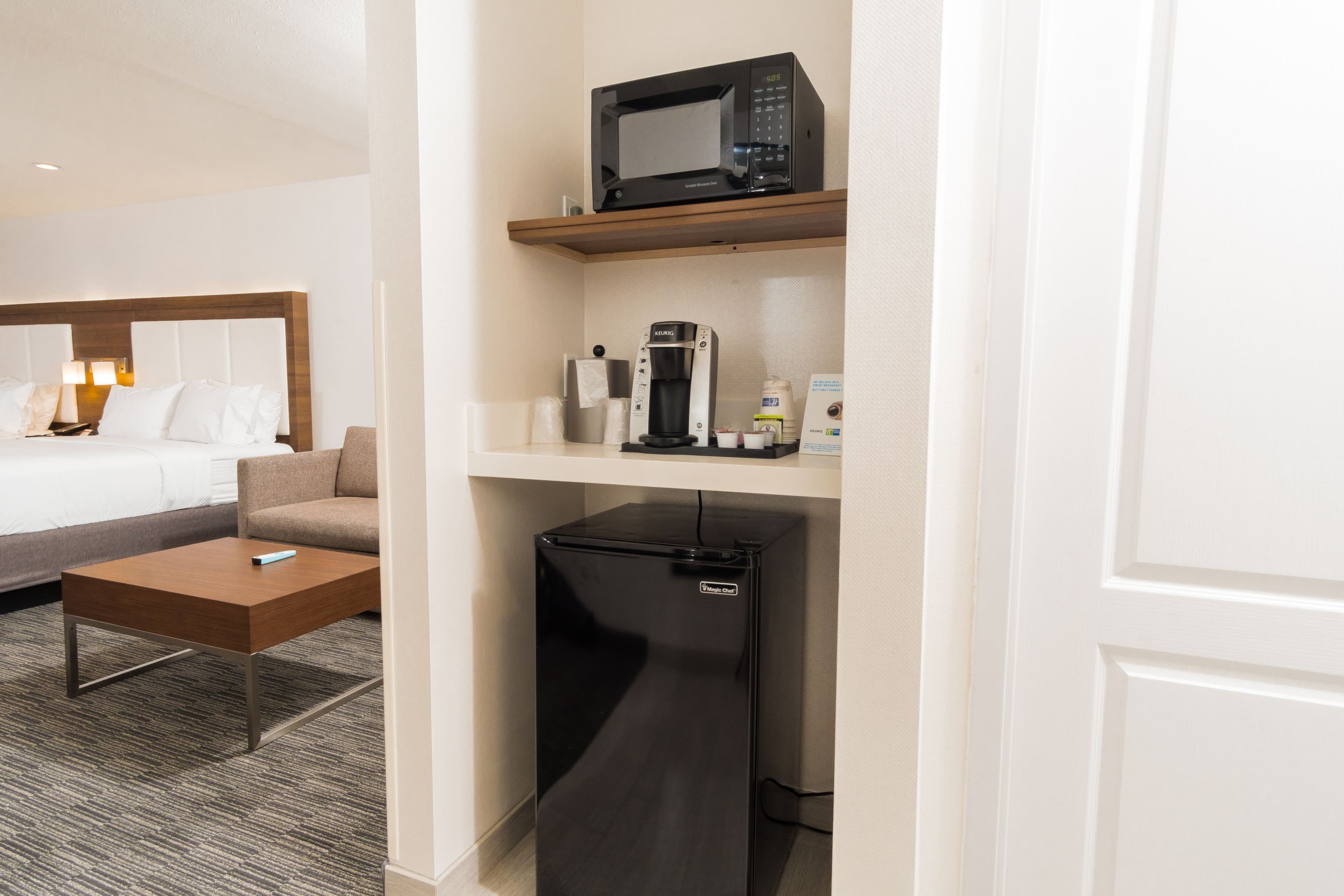Holiday Inn Express & Suites Hollywood Walk Of Fame — 122