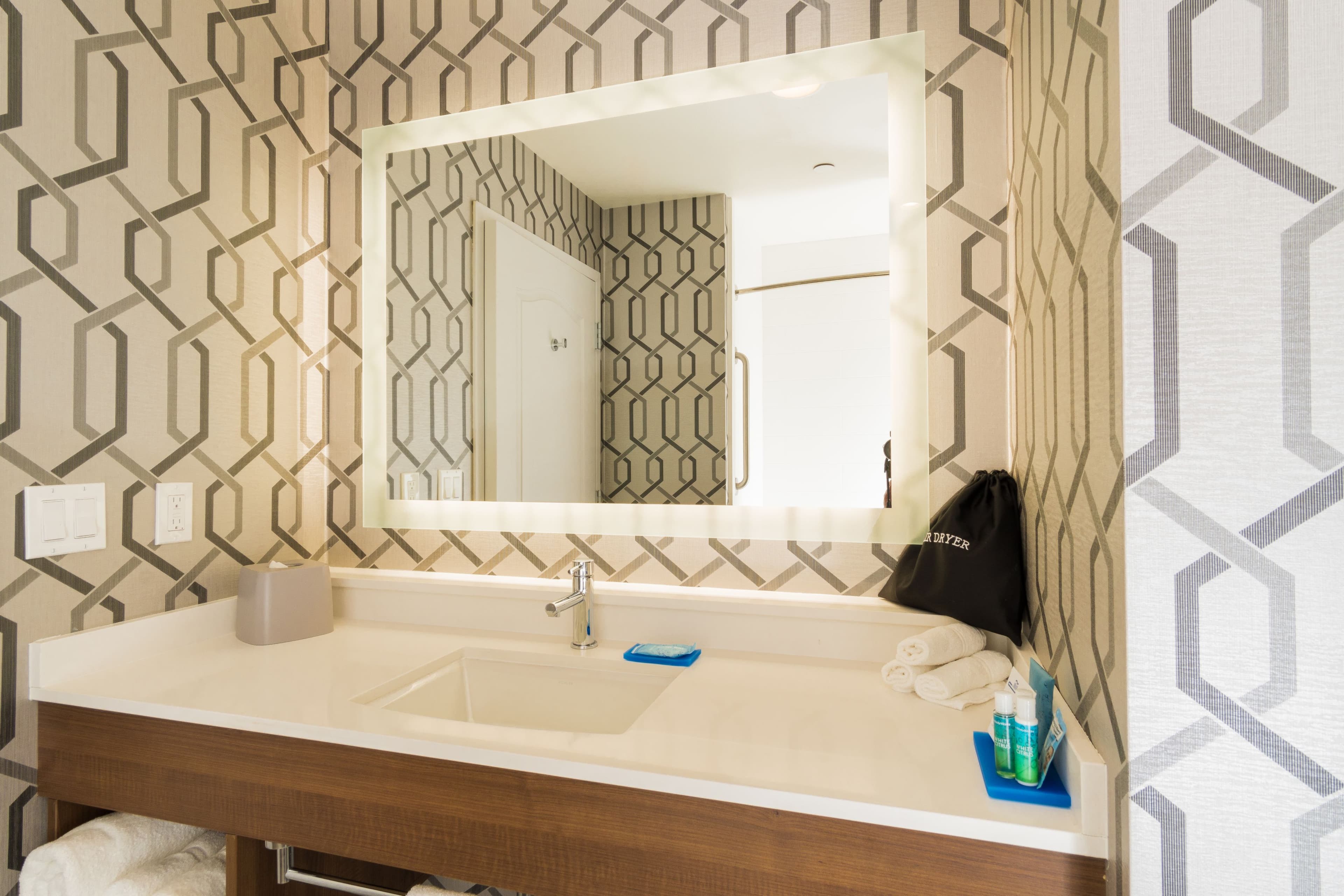 Holiday Inn Express & Suites Hollywood Walk Of Fame — 8