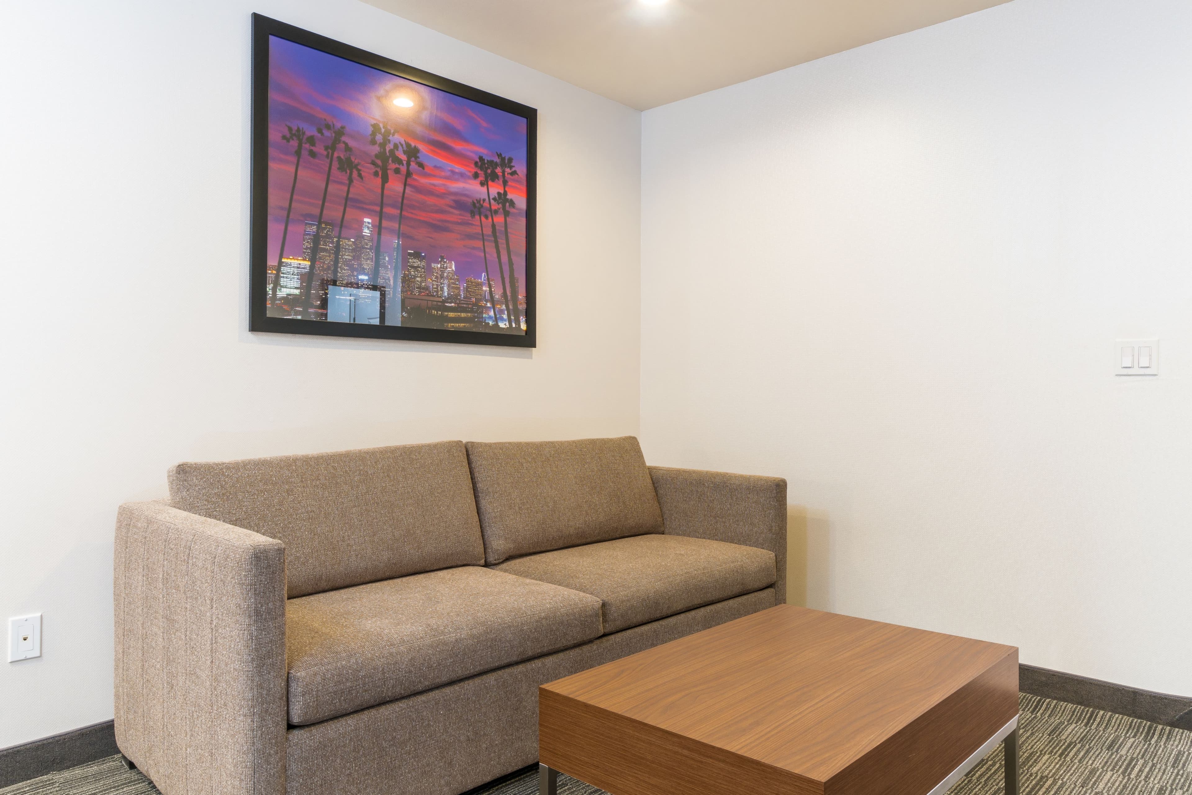 Holiday Inn Express & Suites Hollywood Walk Of Fame — 6
