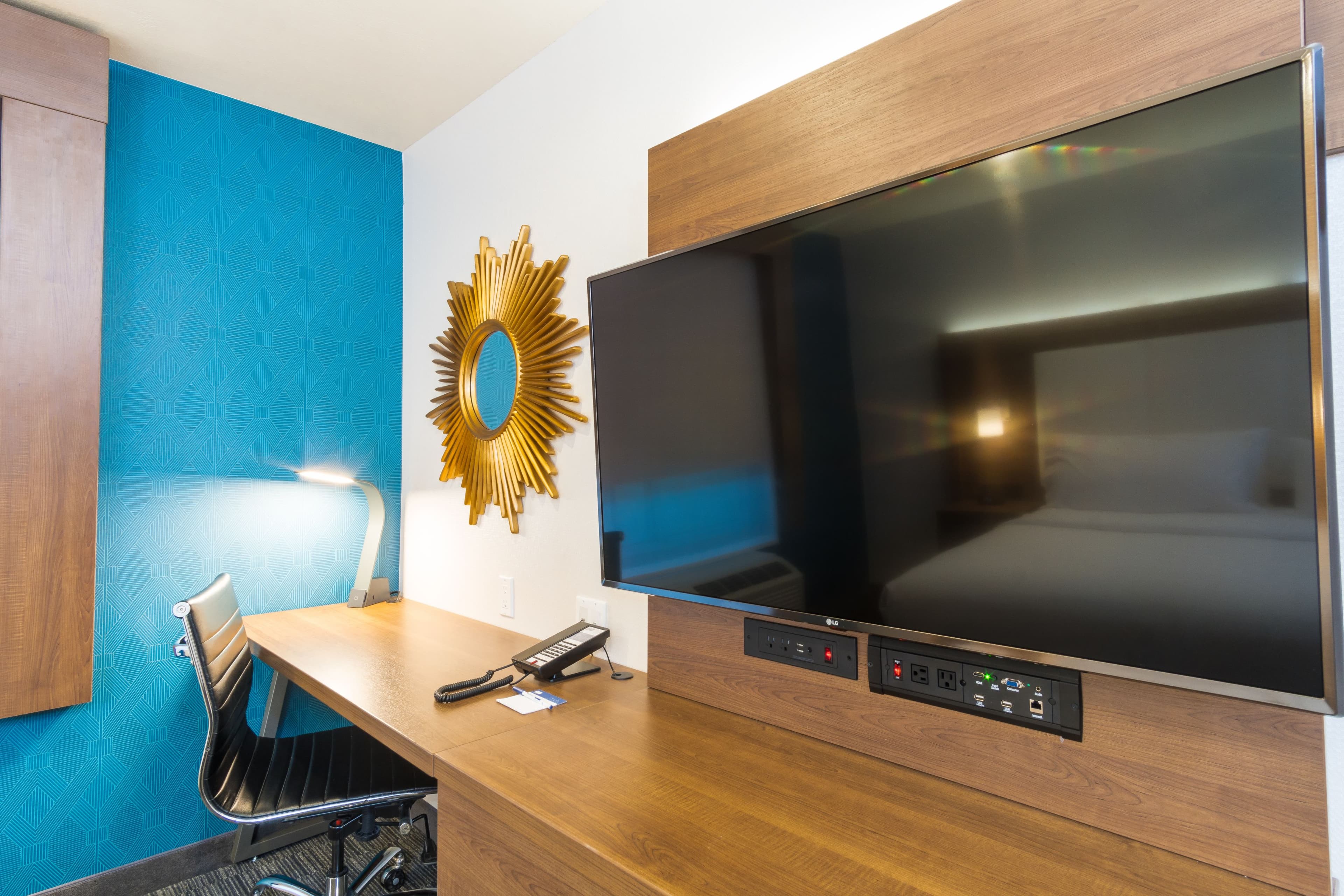 Holiday Inn Express & Suites Hollywood Walk Of Fame — 14