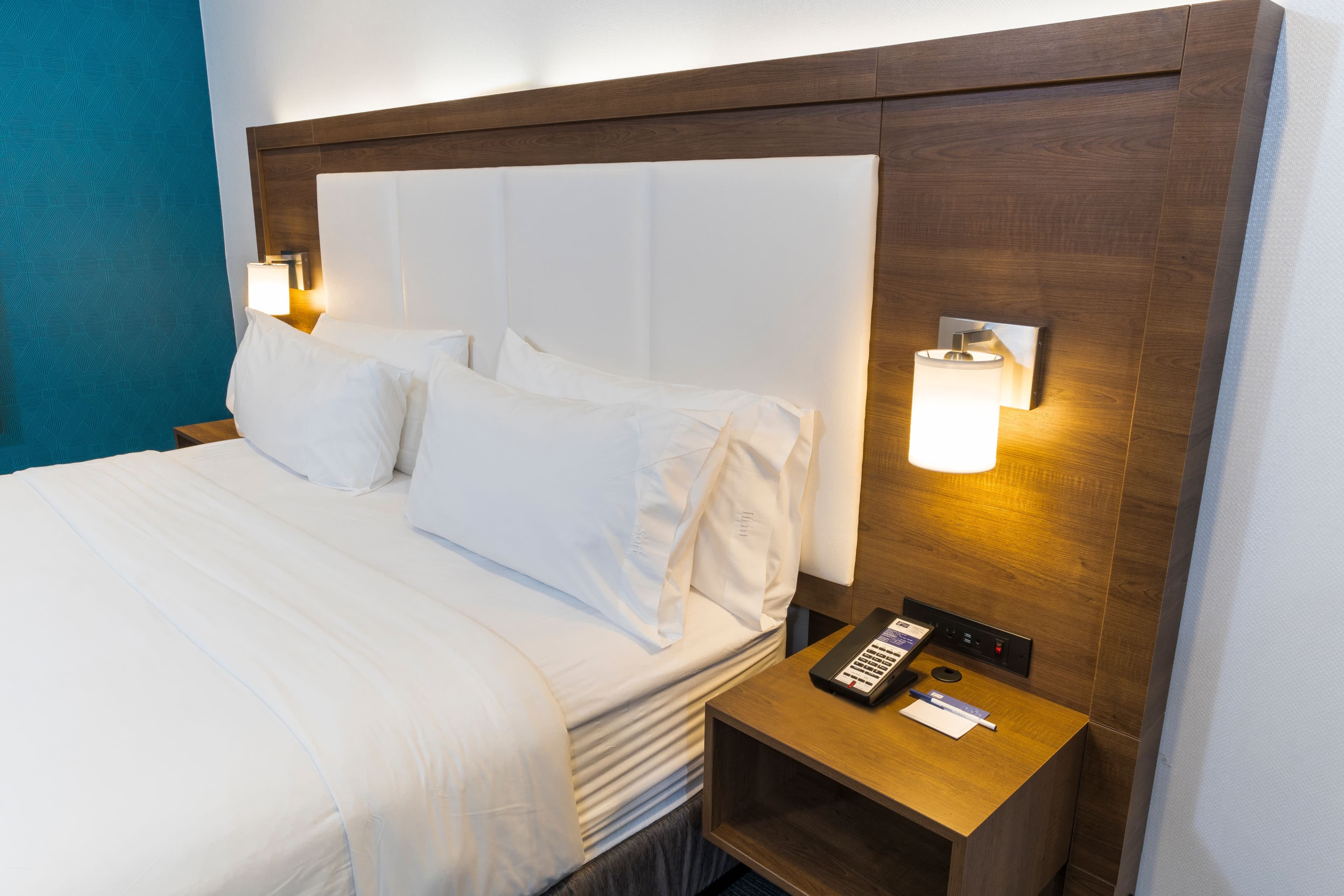 Holiday Inn Express & Suites Hollywood Walk Of Fame — 10