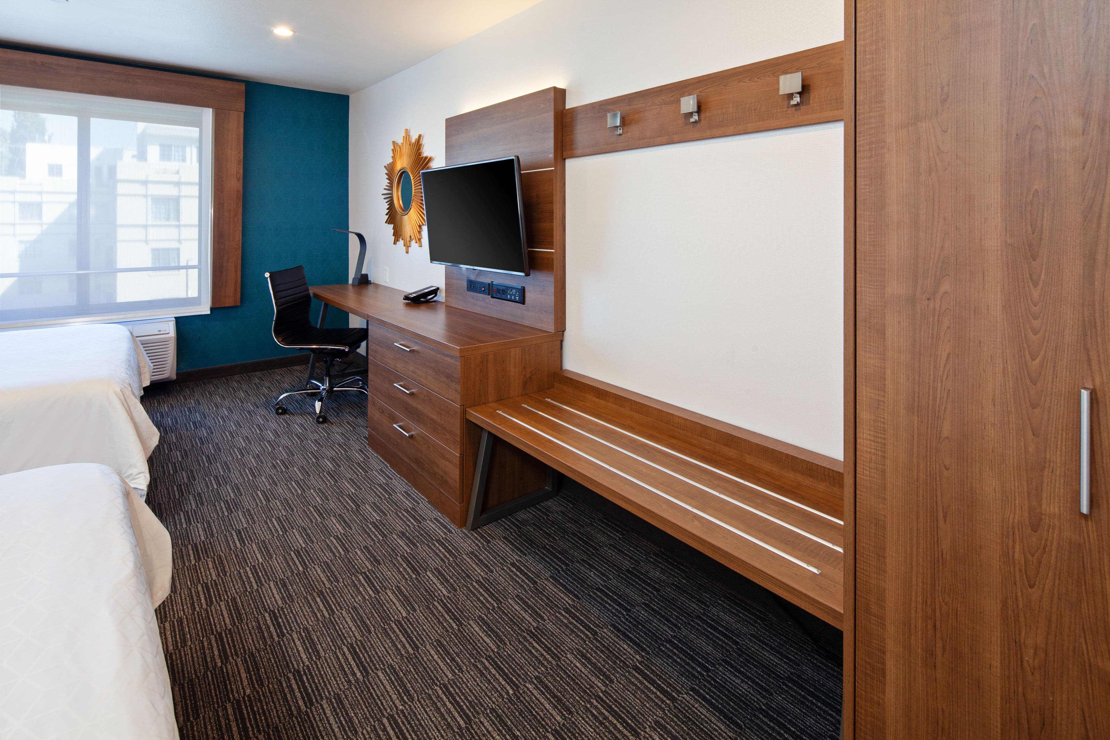 Holiday Inn Express & Suites Hollywood Walk Of Fame — 81