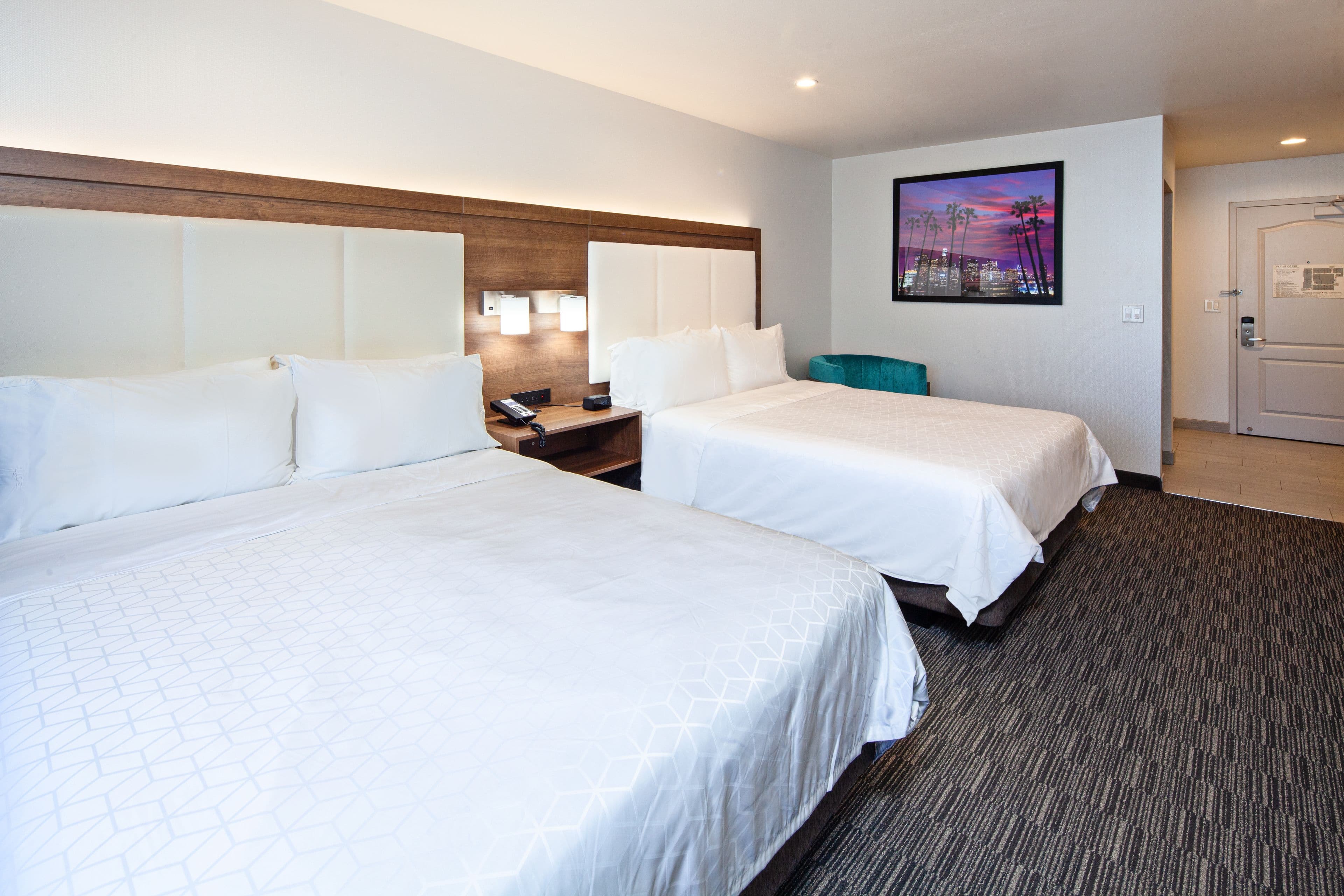 Holiday Inn Express & Suites Hollywood Walk Of Fame — 84