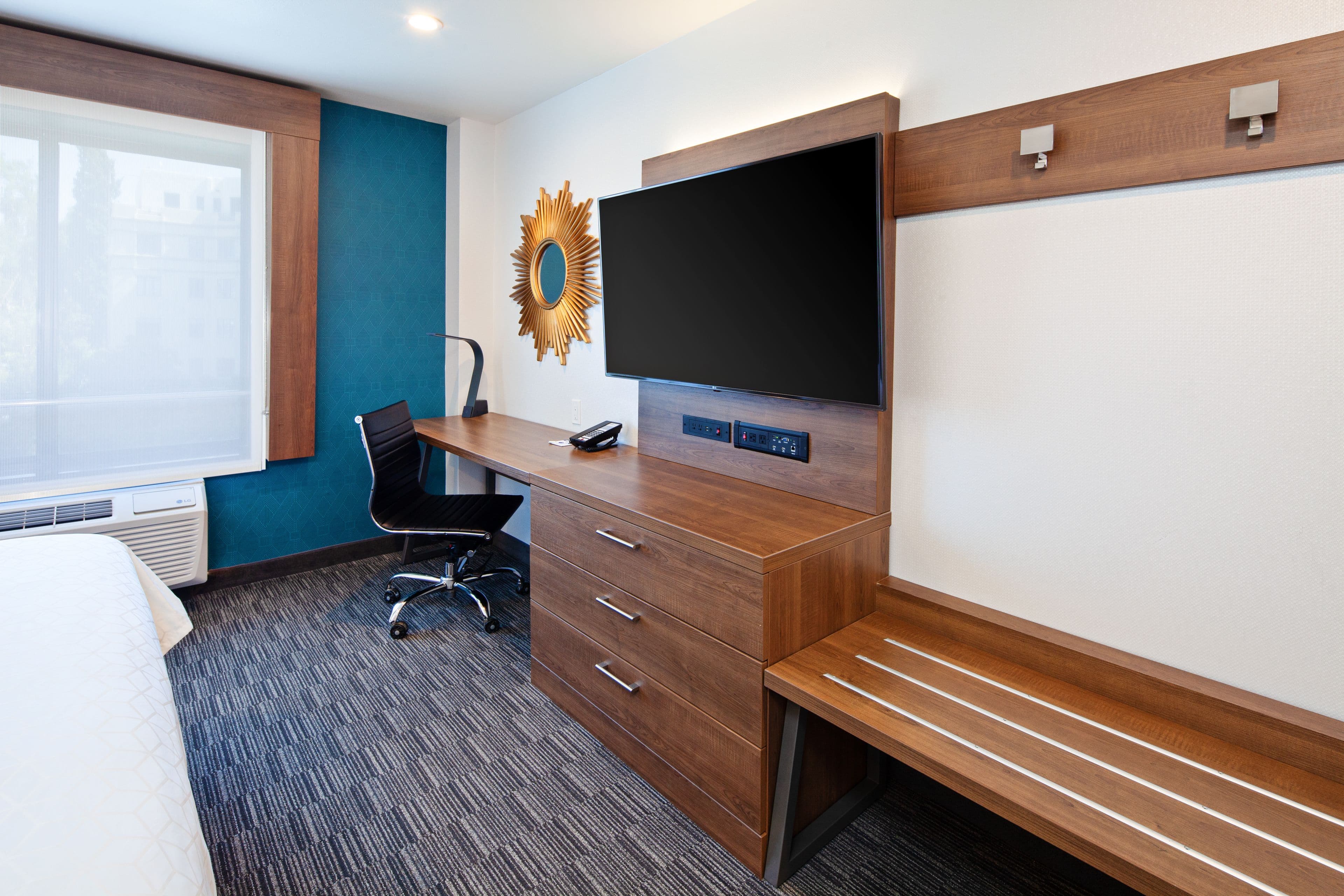 Holiday Inn Express & Suites Hollywood Walk Of Fame — 15