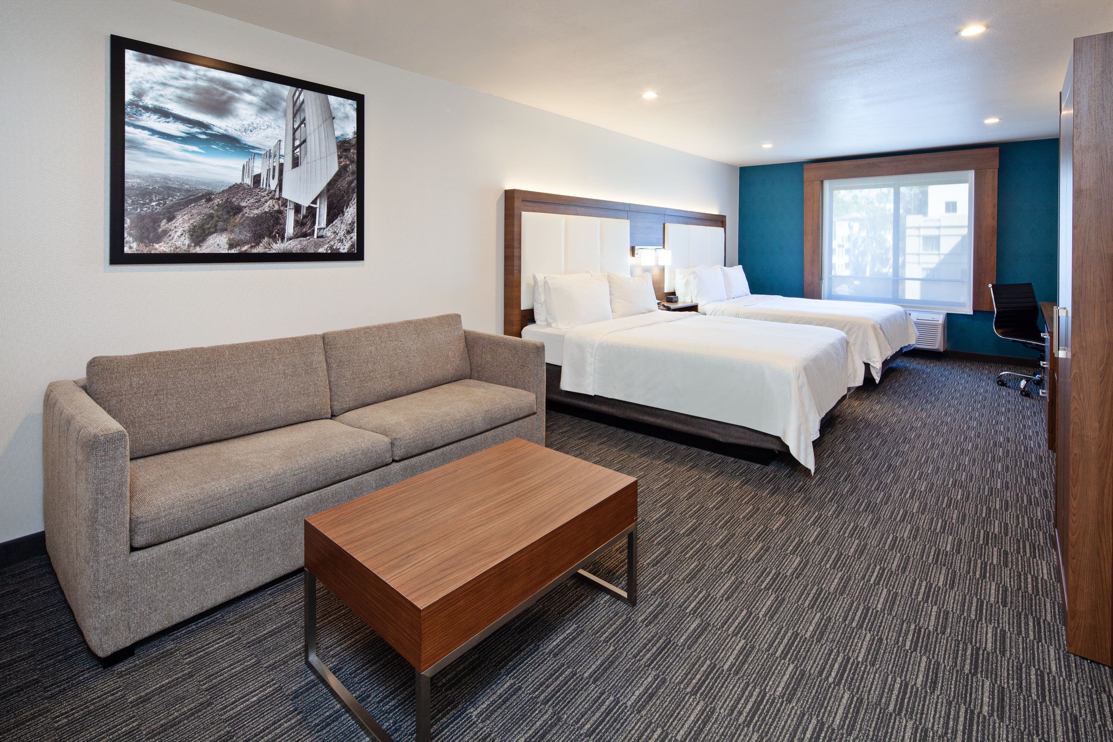 Holiday Inn Express & Suites Hollywood Walk Of Fame — 108