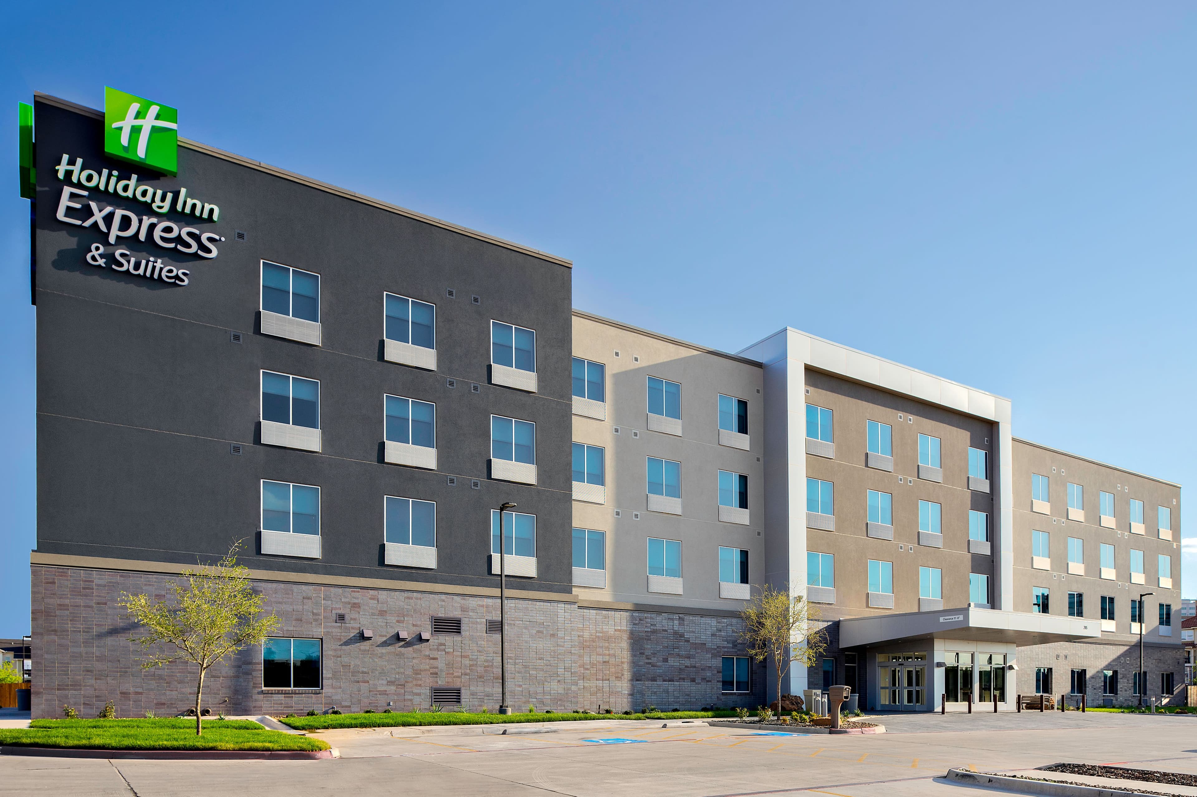 Holiday Inn Express & Suites Lubbock Central - Univ Area - Image 1