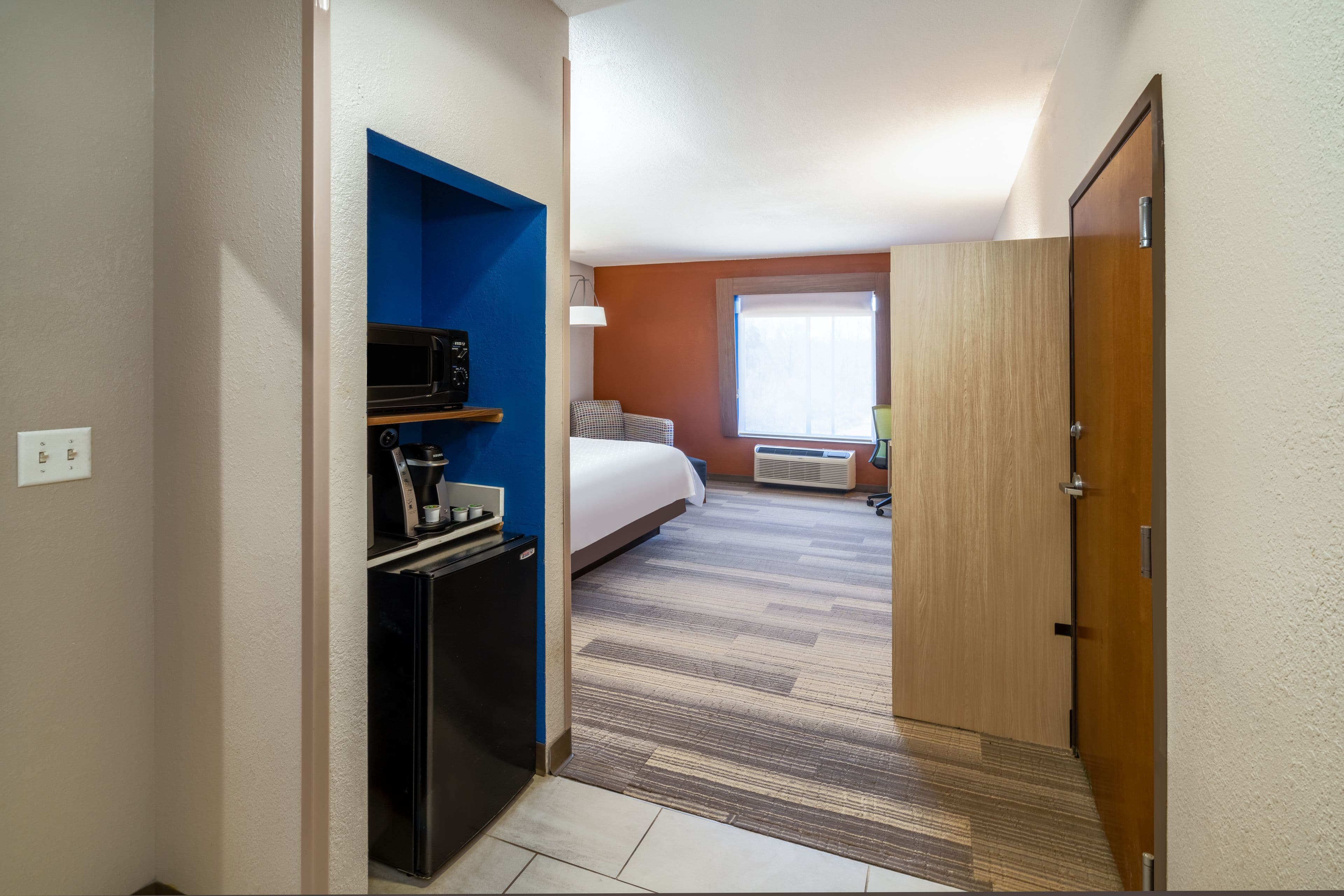 Holiday Inn Express & Suites Magee - Image 3