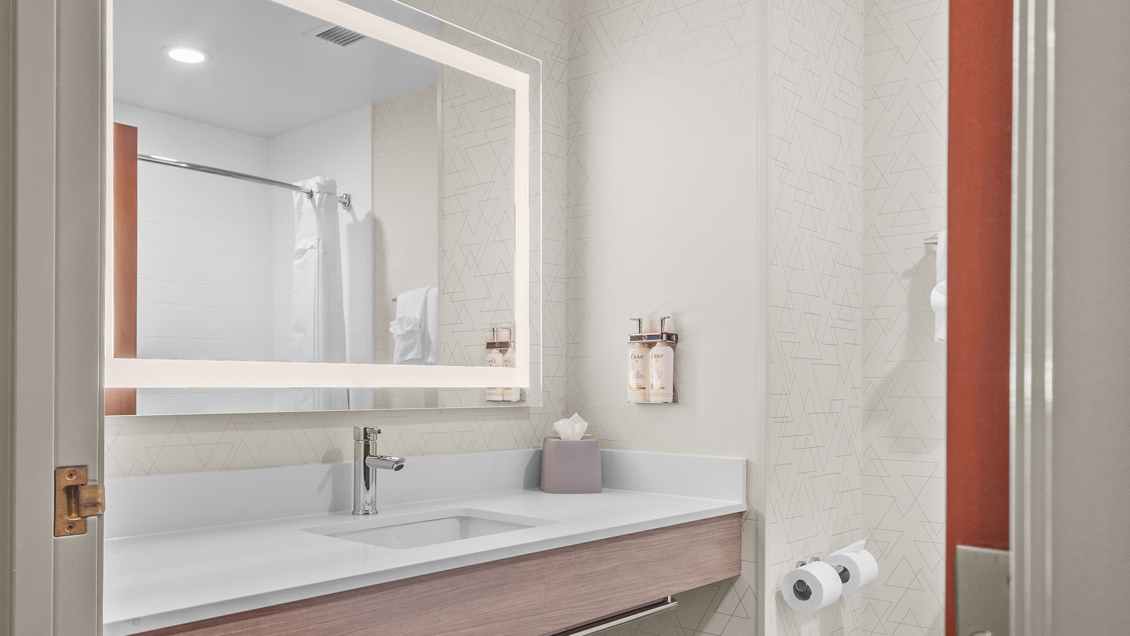 Holiday Inn Express & Suites Manchester-Airport — 11