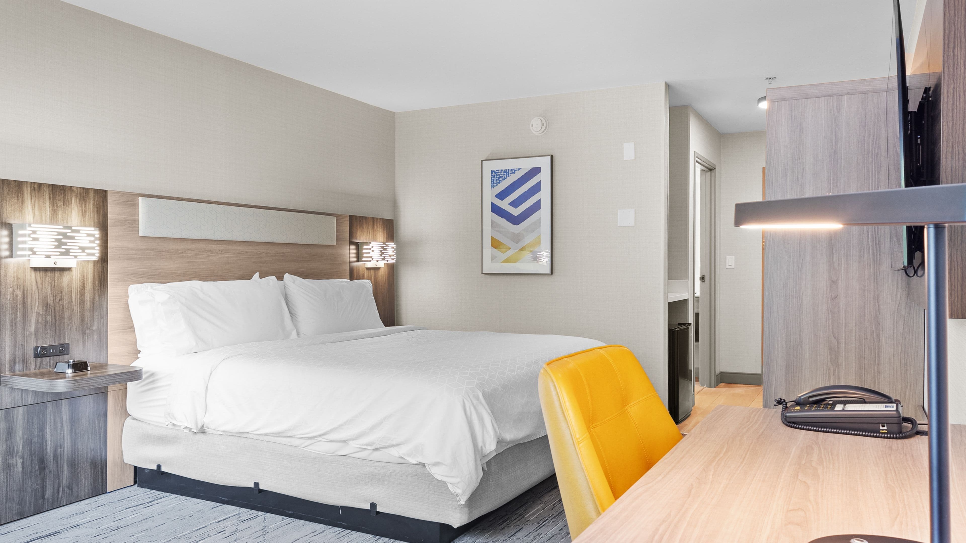 Holiday Inn Express & Suites Manchester-Airport — 9