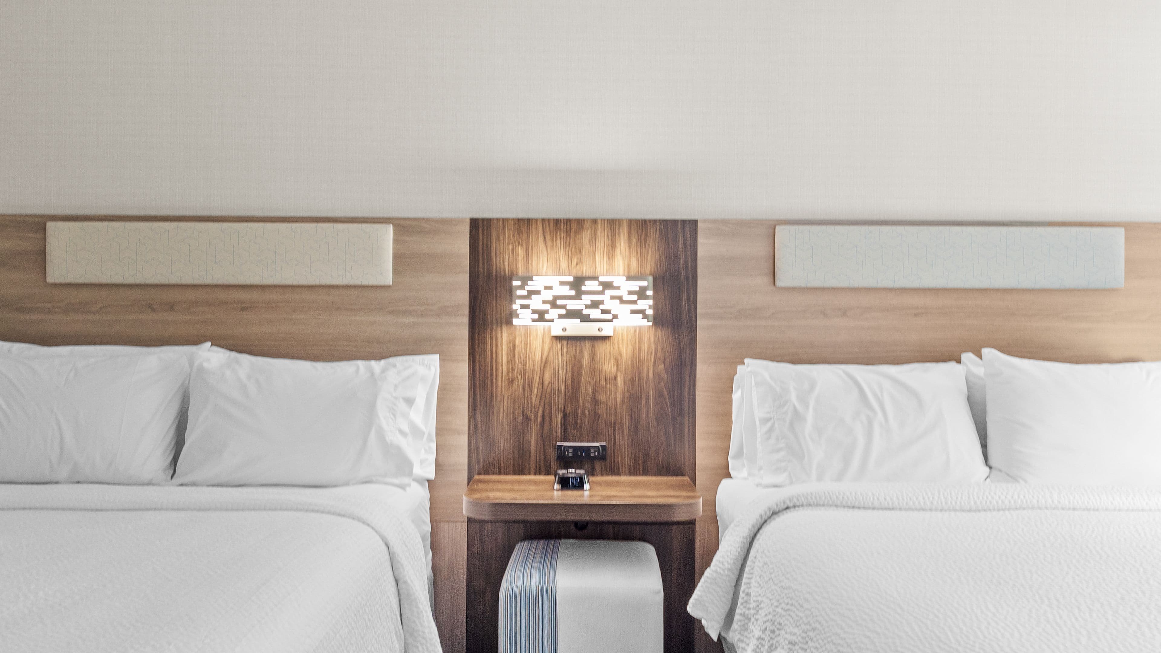 Holiday Inn Express & Suites Manchester-Airport — 10