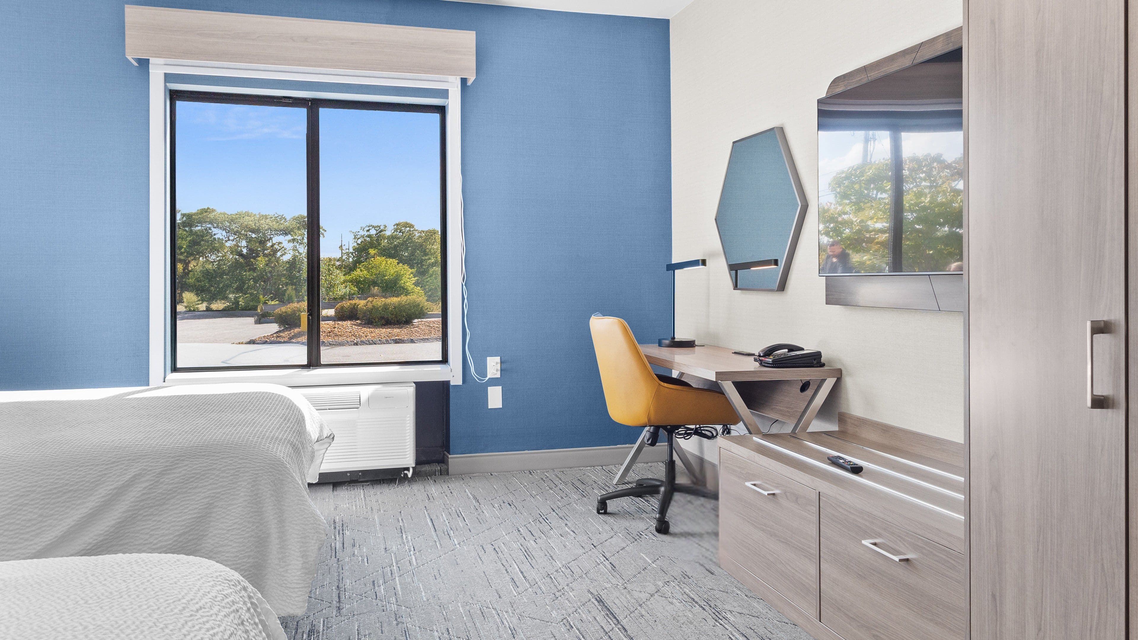 Holiday Inn Express & Suites Manchester-Airport — 18