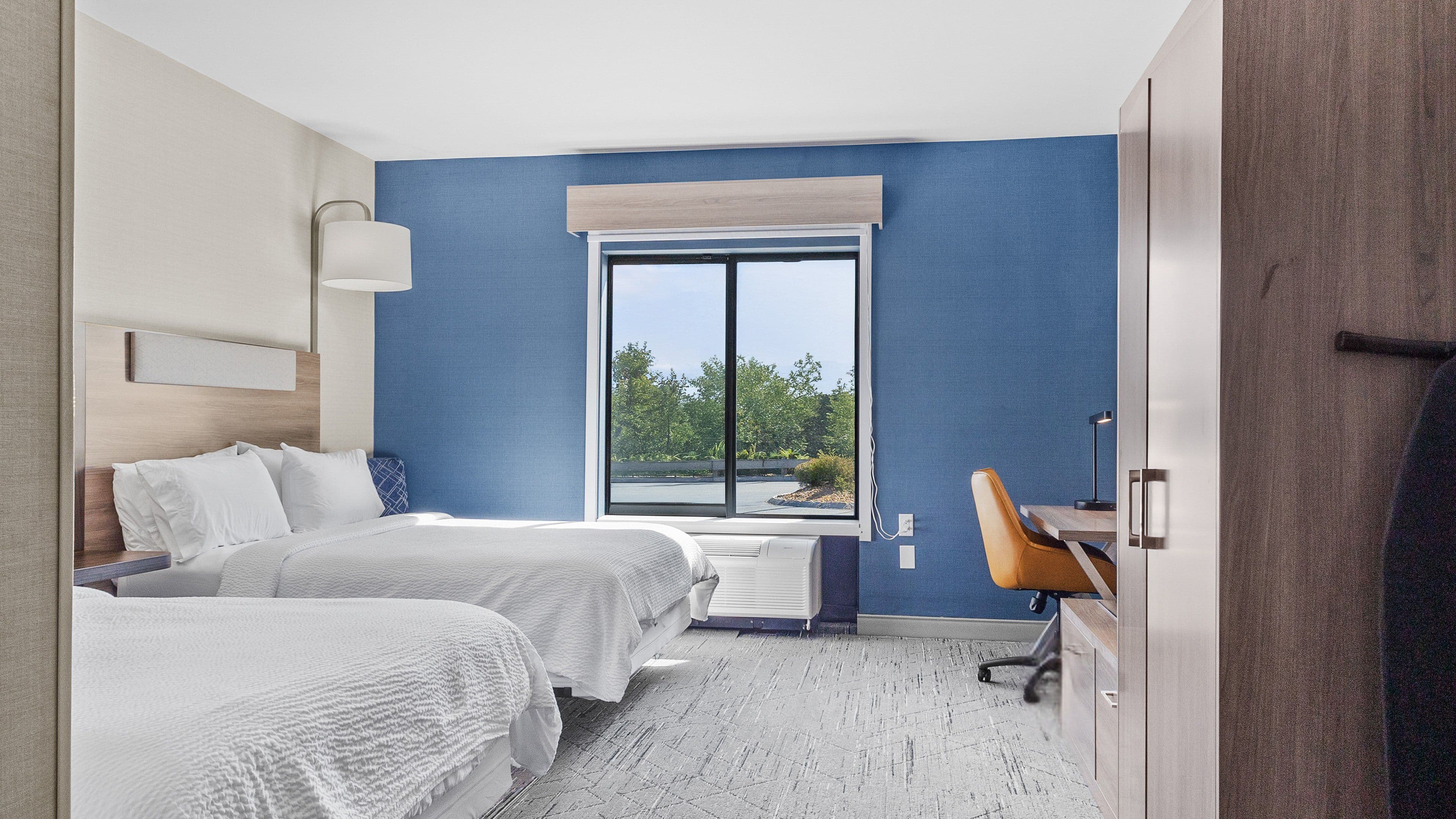 Holiday Inn Express & Suites Manchester-Airport — 17