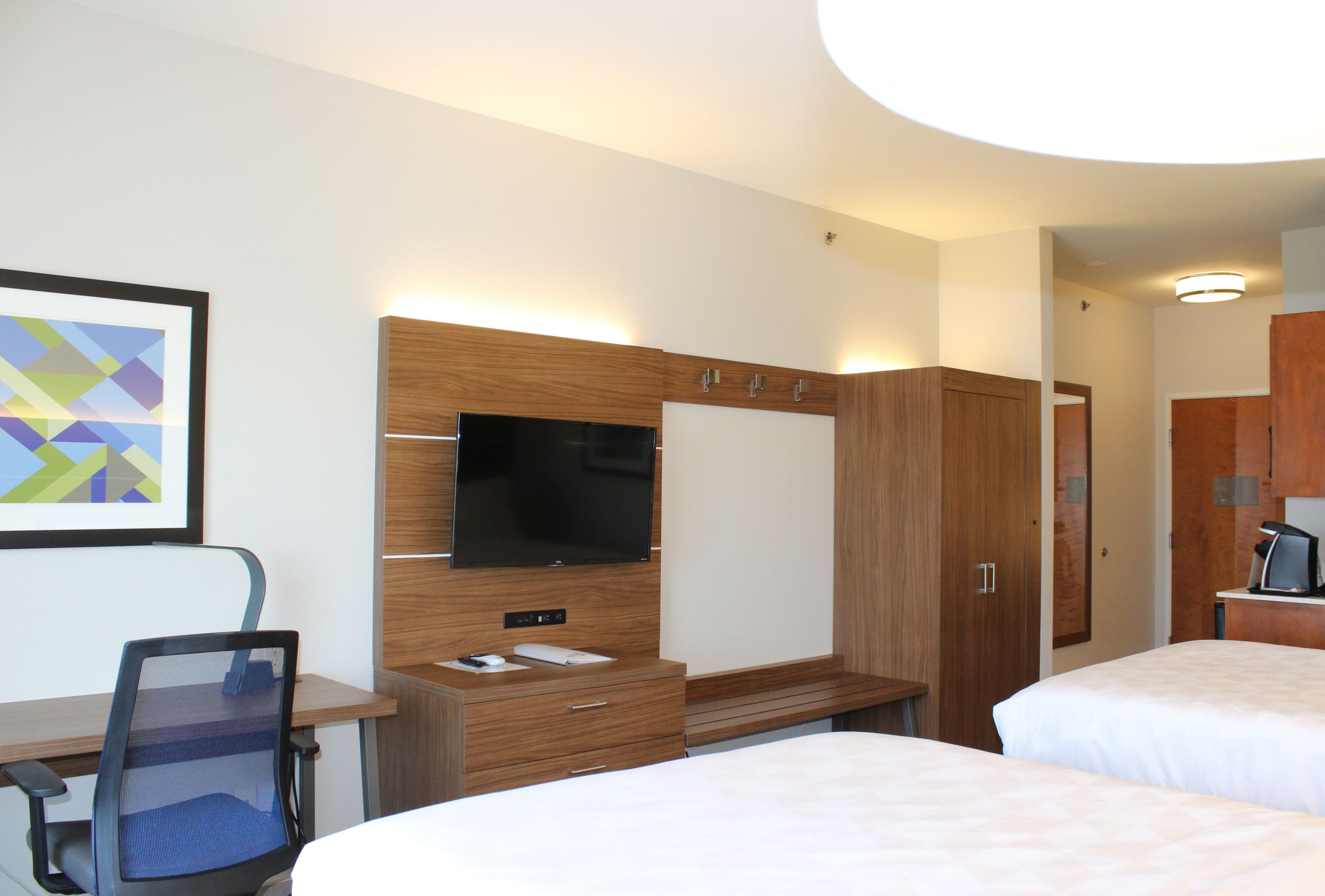 Holiday Inn Express & Suites Mansfield — 12