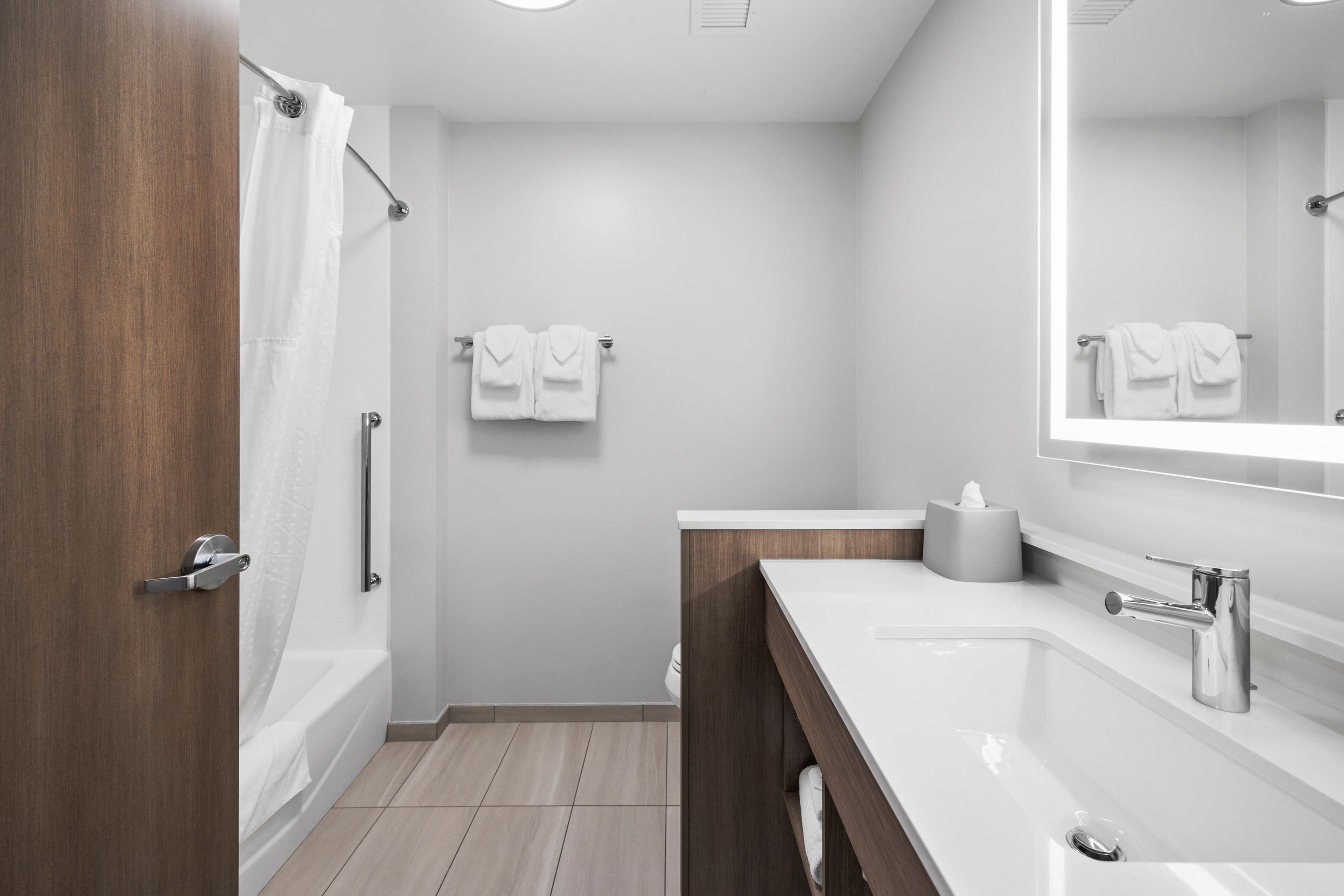 Holiday Inn Express & Suites Marinette — 3