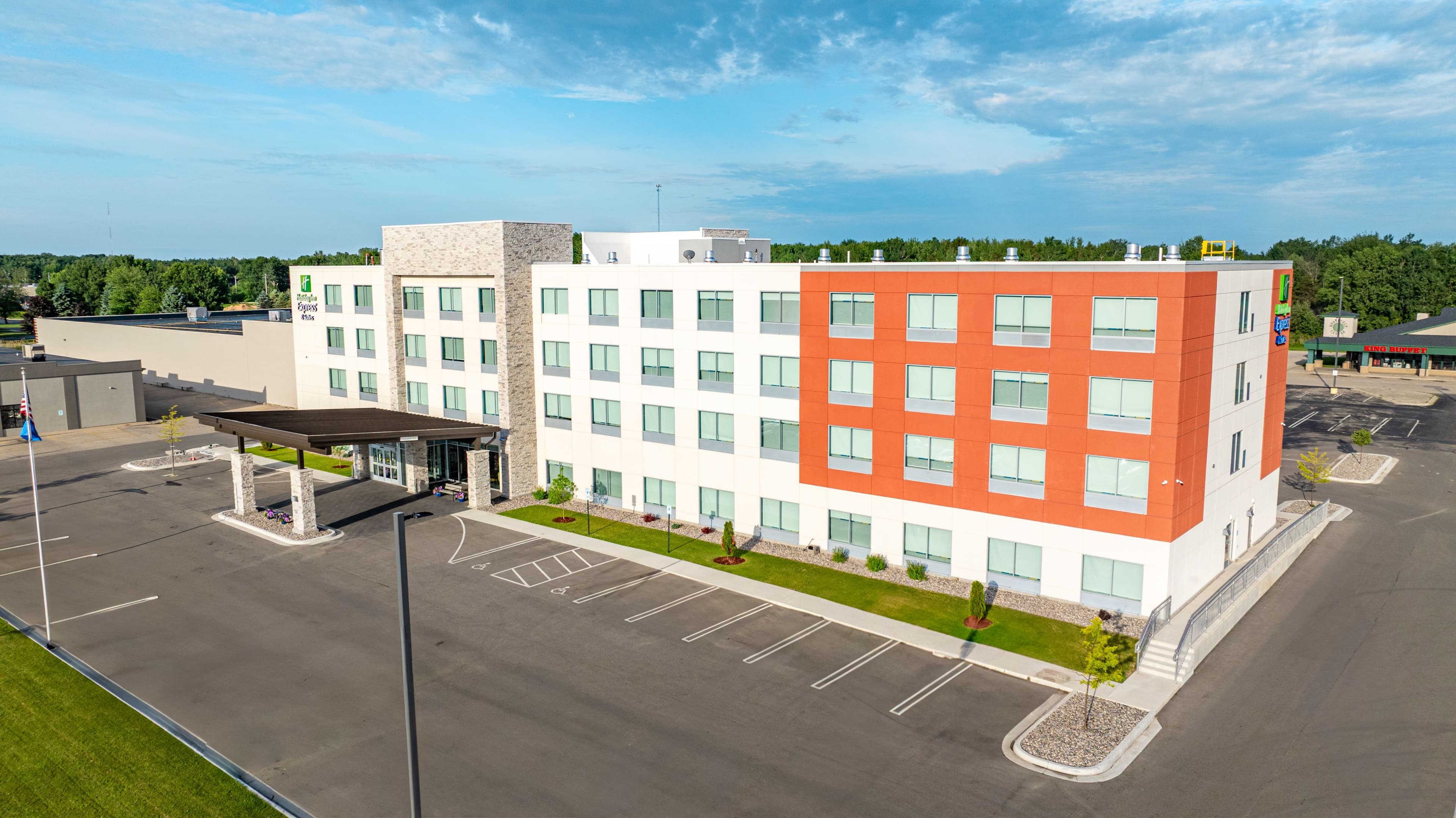Holiday Inn Express & Suites Marinette - Image 1