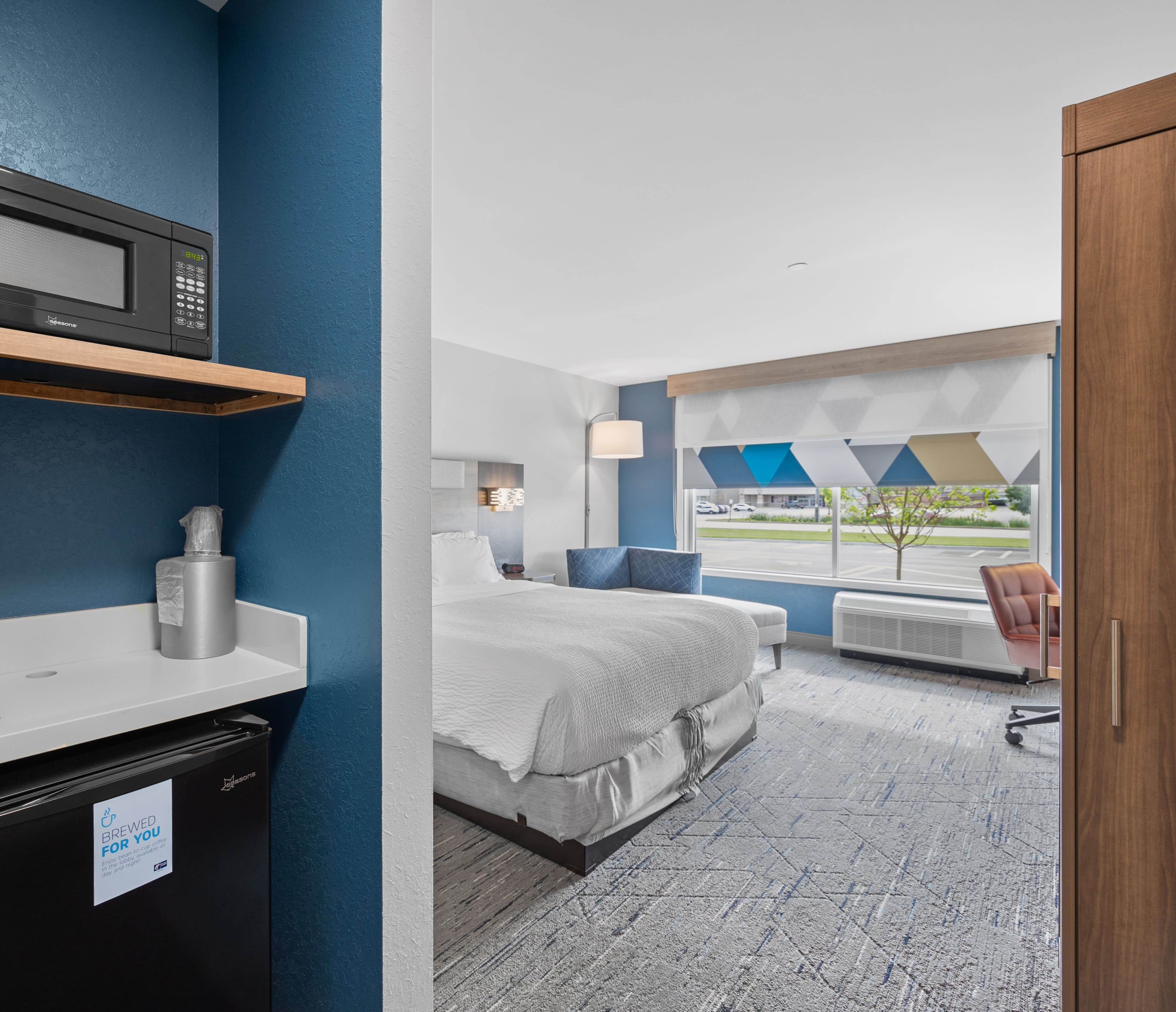 Holiday Inn Express & Suites Marinette — 6