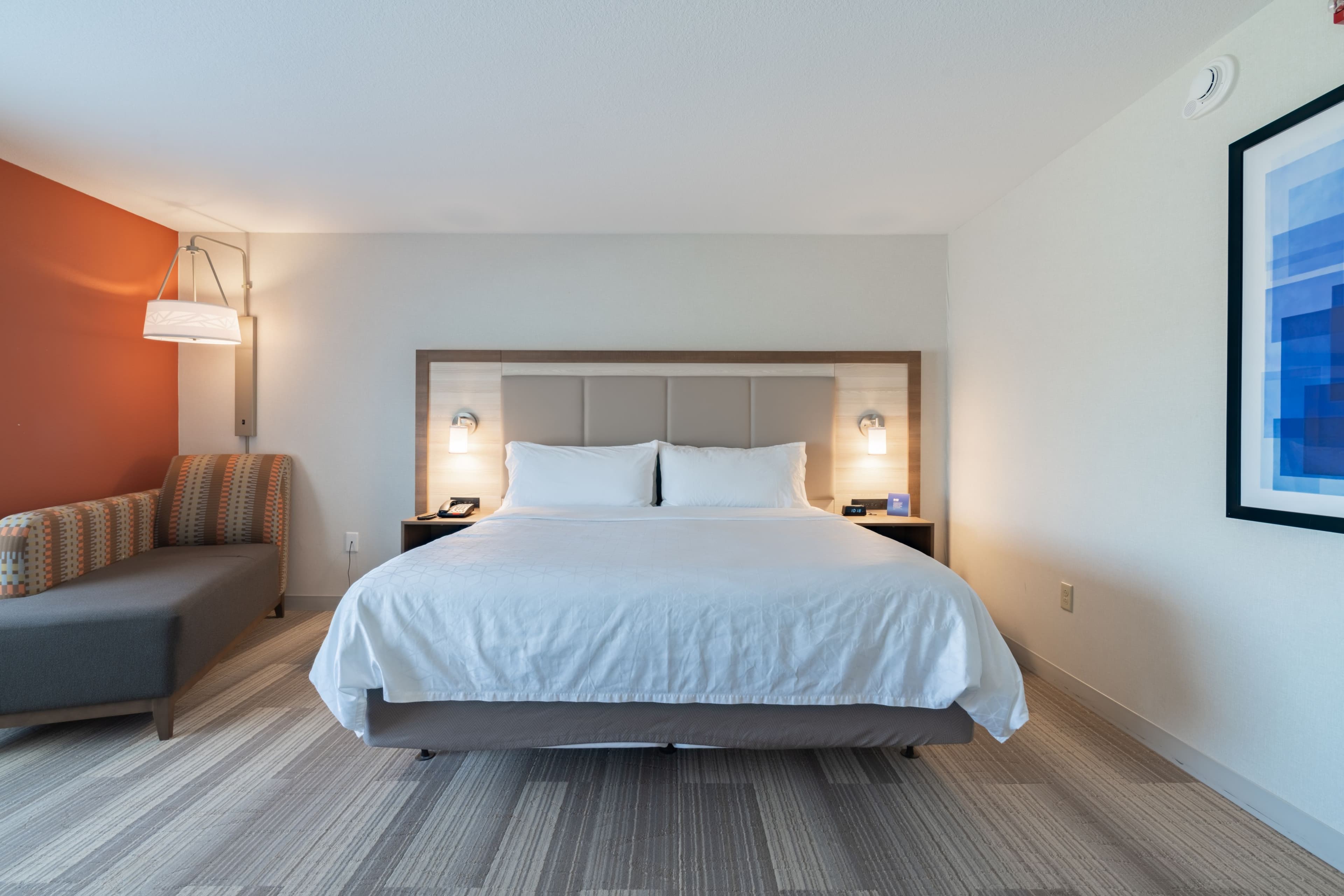Holiday Inn Express & Suites Marion — 10
